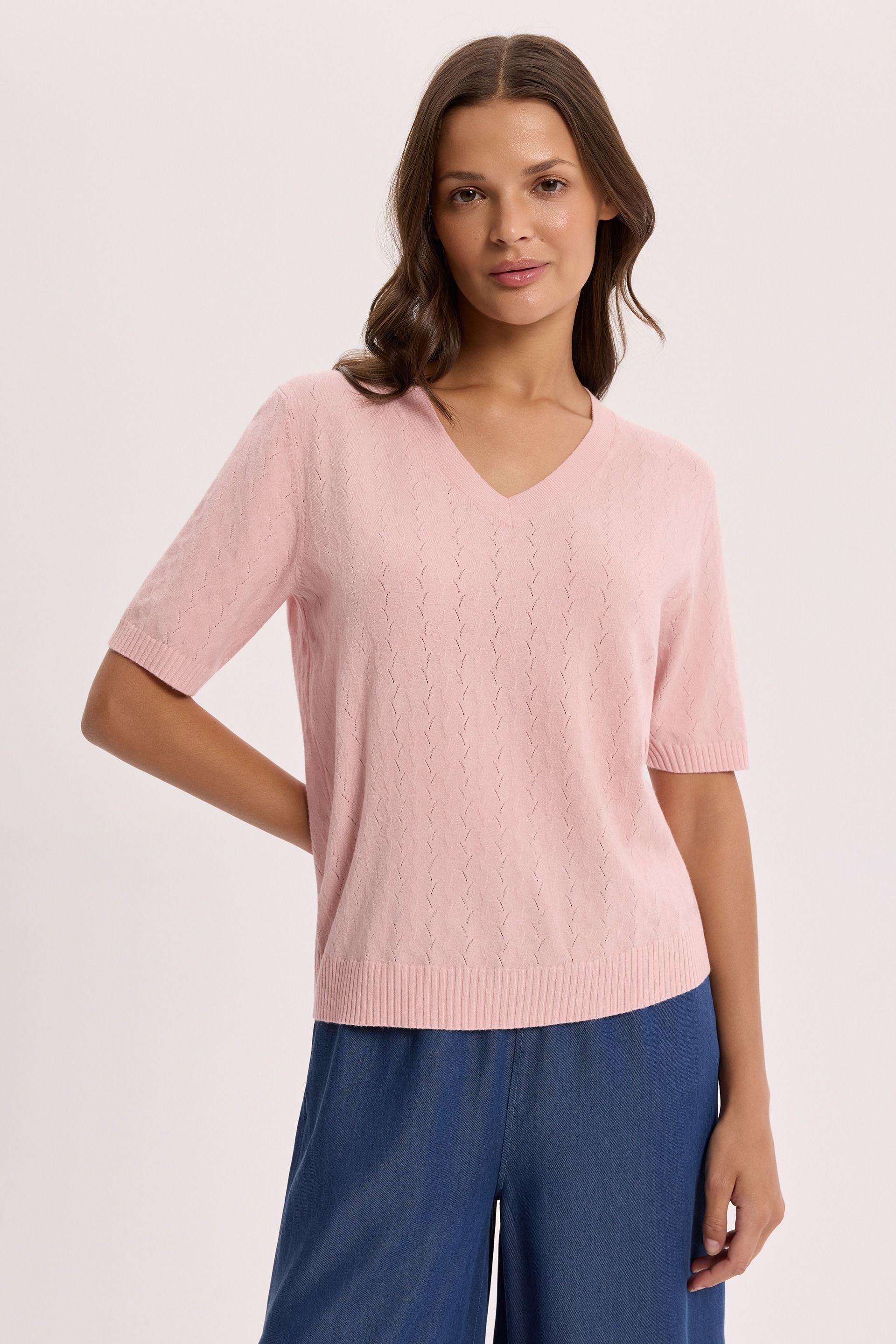 Różowy sweter damski z ażurowej dzianiny | Makalu
