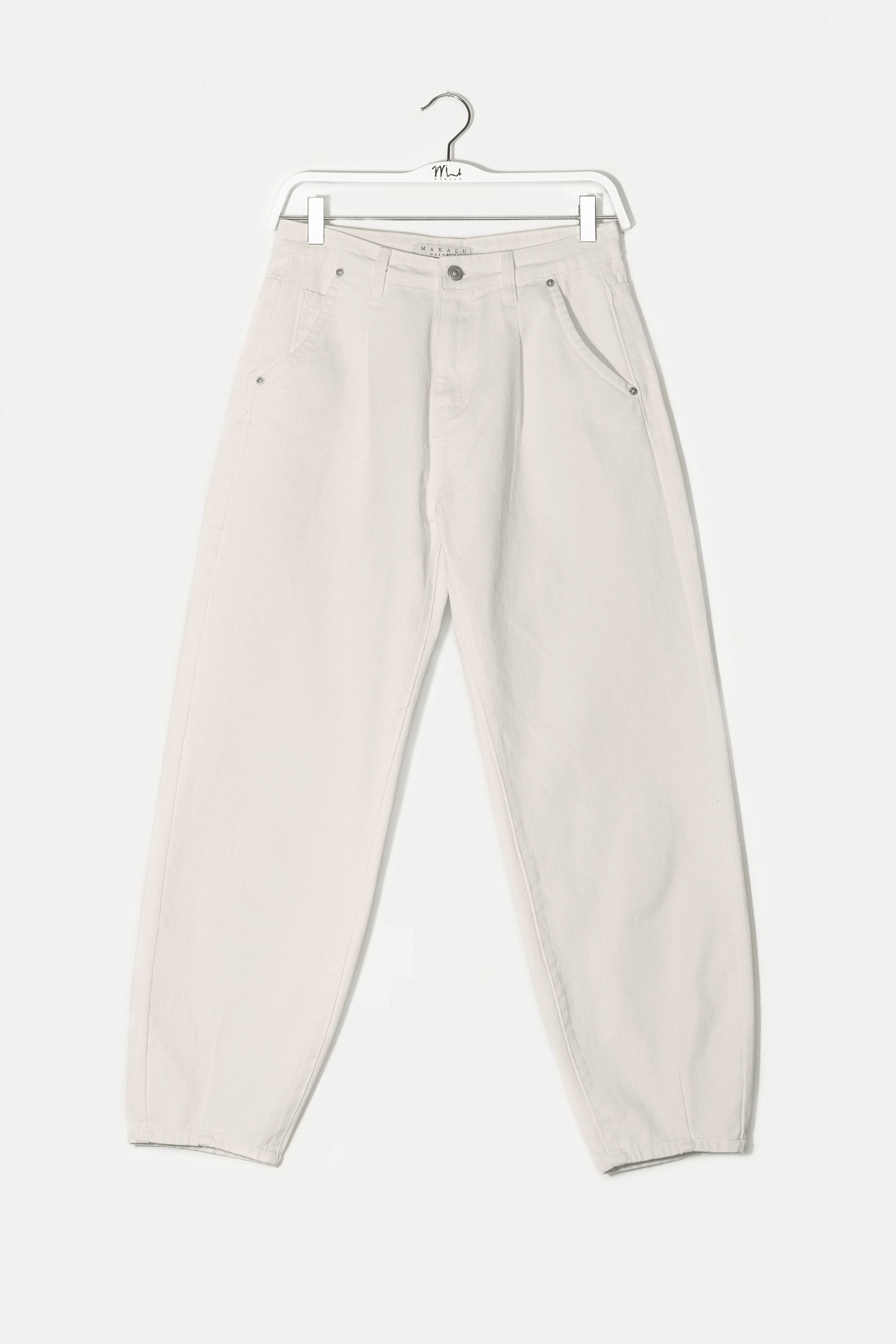 Białe jeansy z zakładkami Makalu
