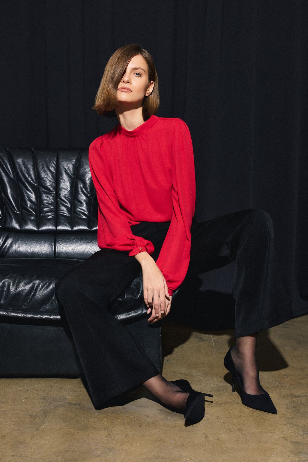 Czerwona bluzka ze stójką i bufiastymi rękawami – elegancja i lekkość| Makalu