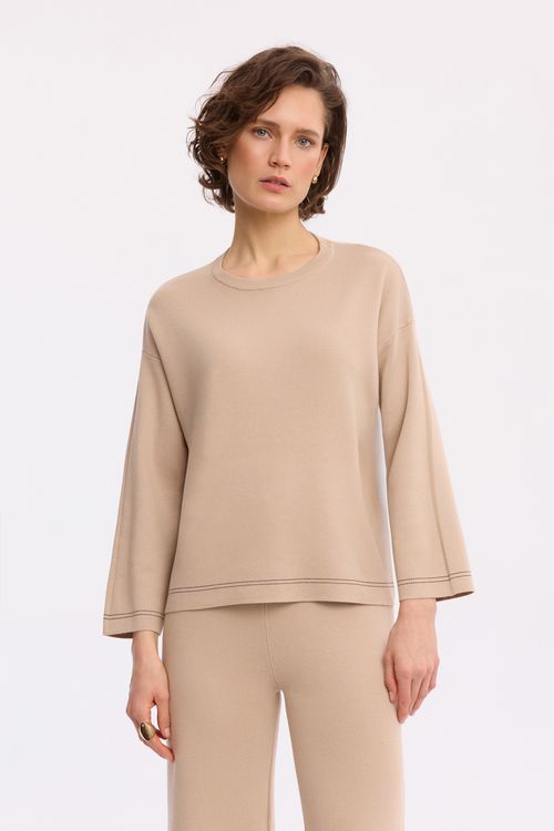 Dzianinowy sweter jasny beż – elegancki sweter damski