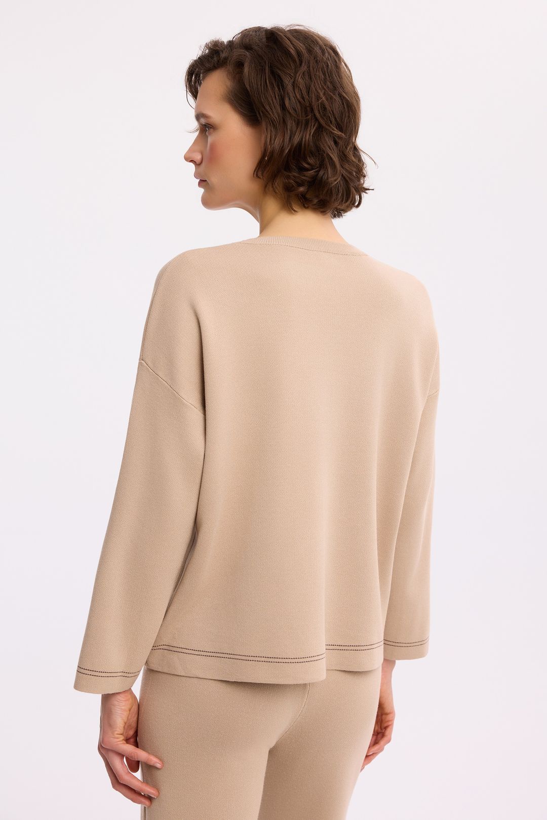 Dzianinowy sweter jasny beż – elegancki sweter damski