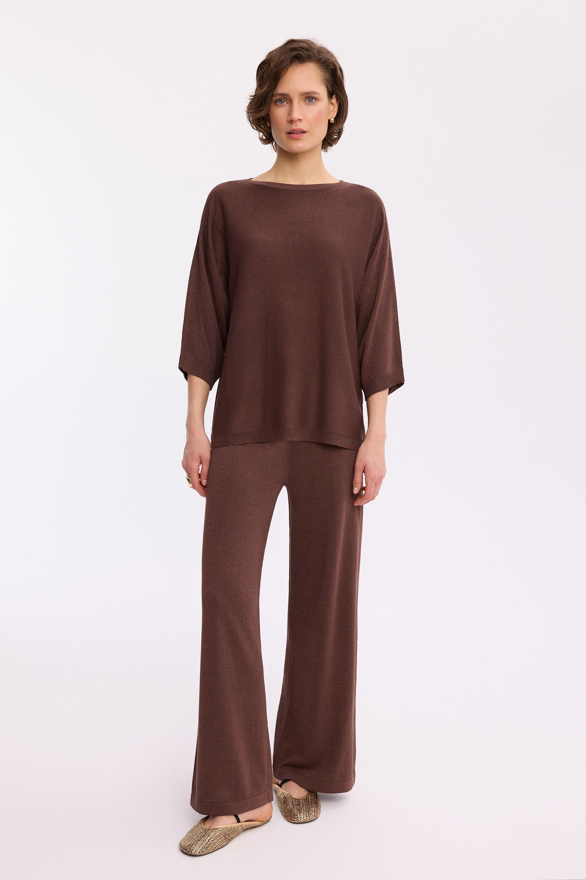 Brązowy sweter z lureksem – elegancki sweter damski