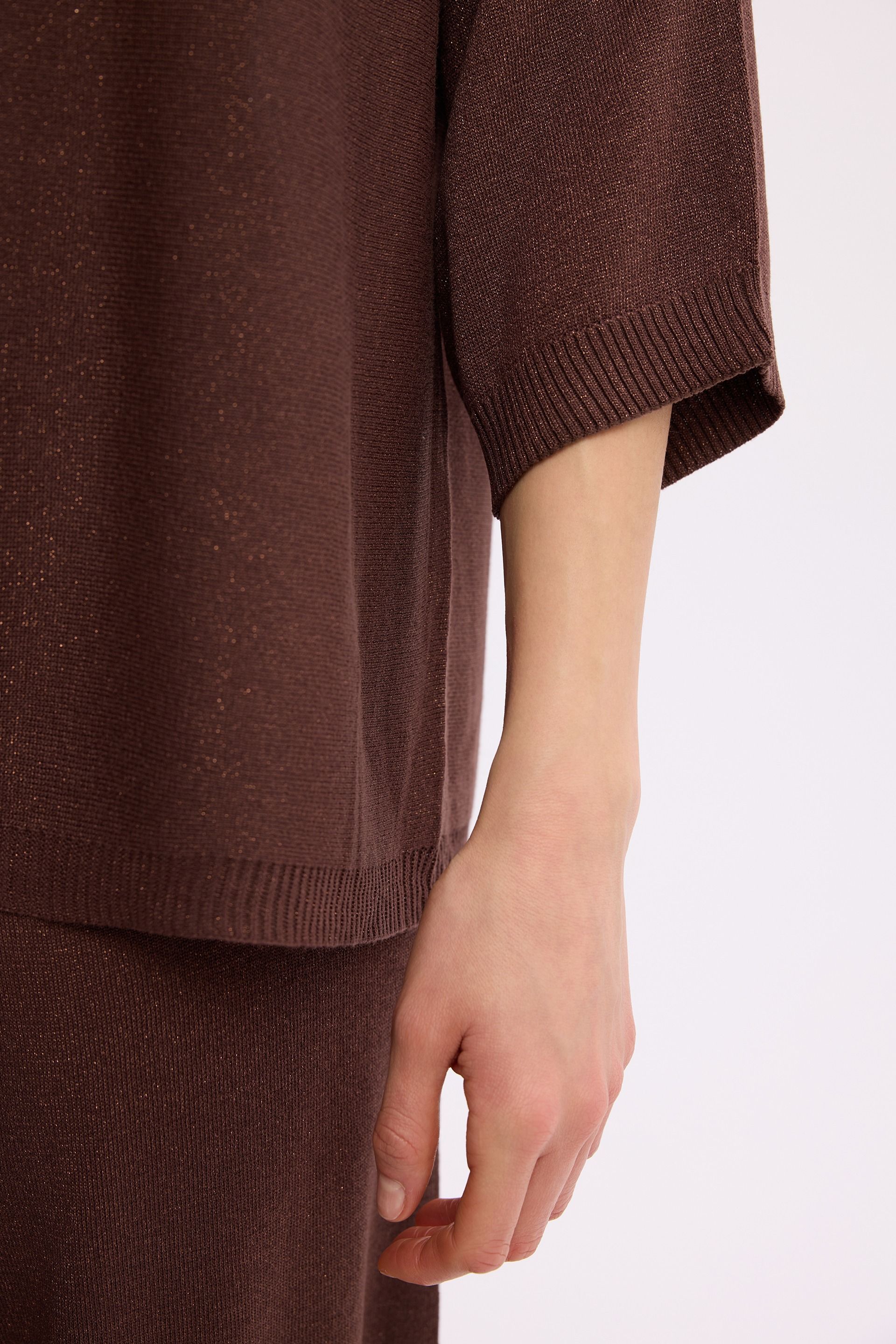 Brązowy sweter z lureksem – elegancki sweter damski