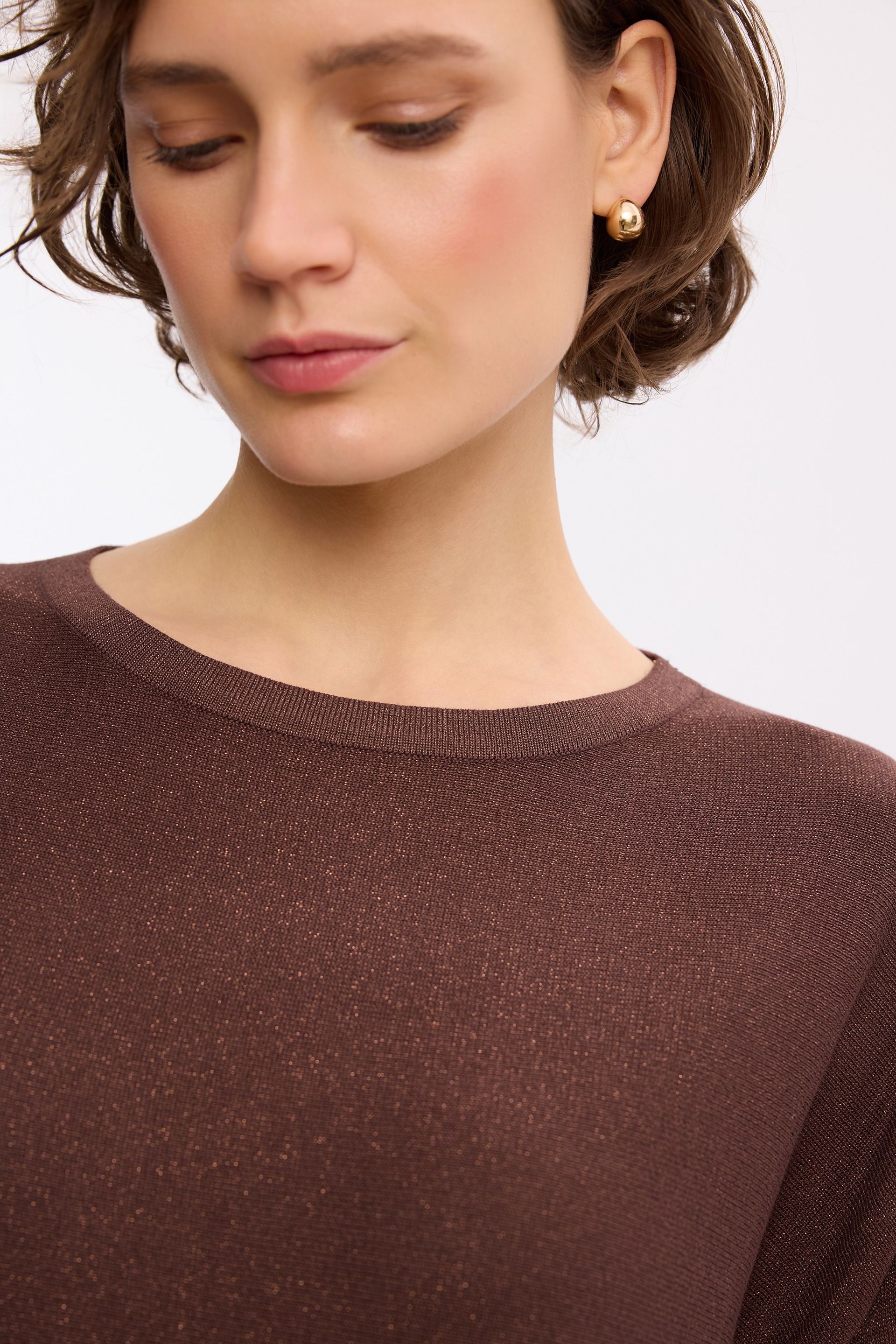 Brązowy sweter z lureksem – elegancki sweter damski