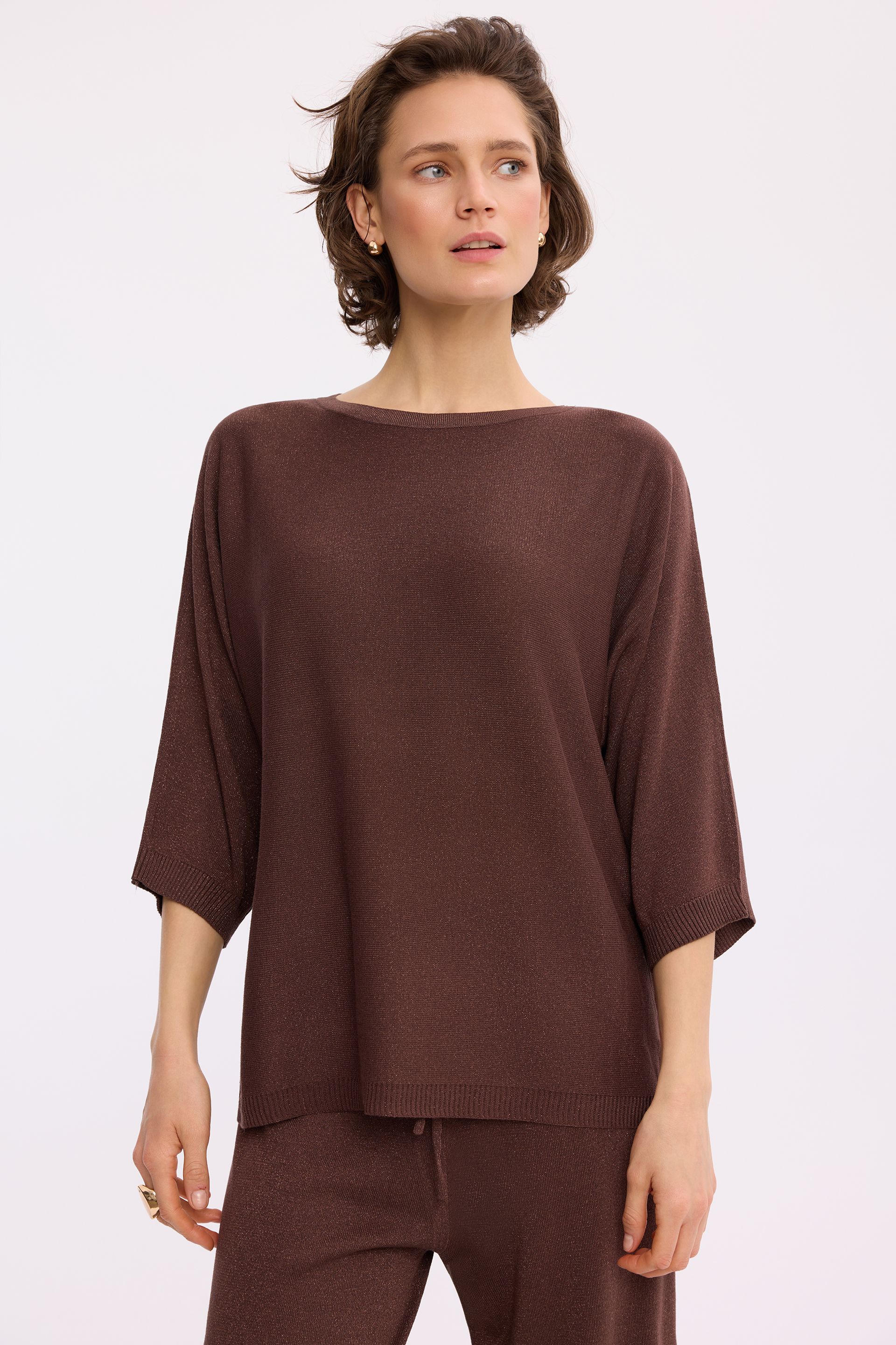 Dzianinowy sweter damski w brązowym odcieniu z lureksem,