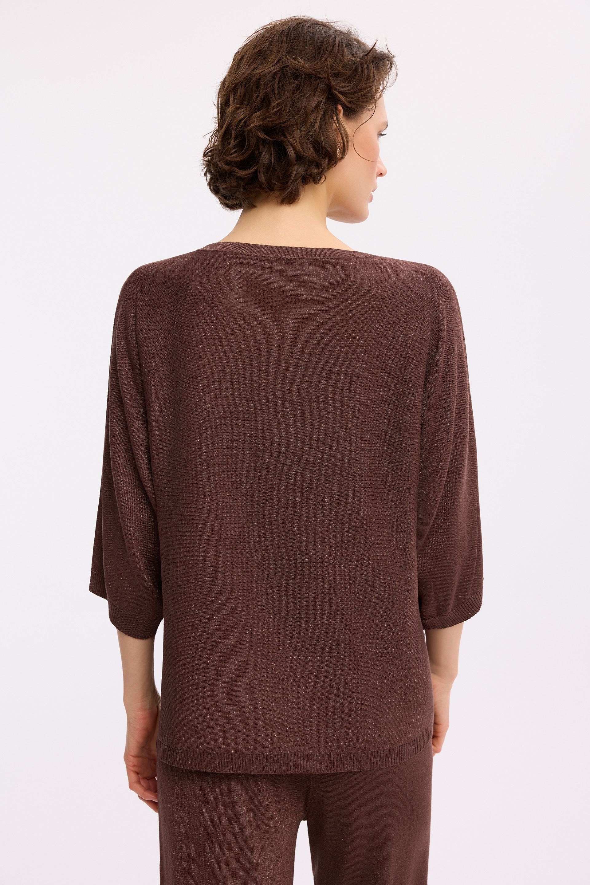 Brązowy sweter z lureksem – elegancki sweter damski