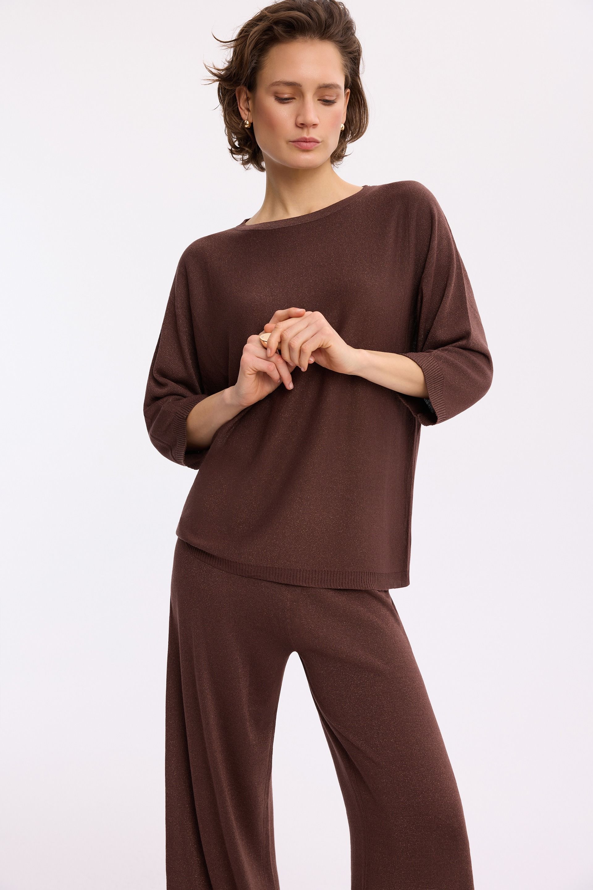 Brązowy sweter z lureksem – elegancki sweter damski