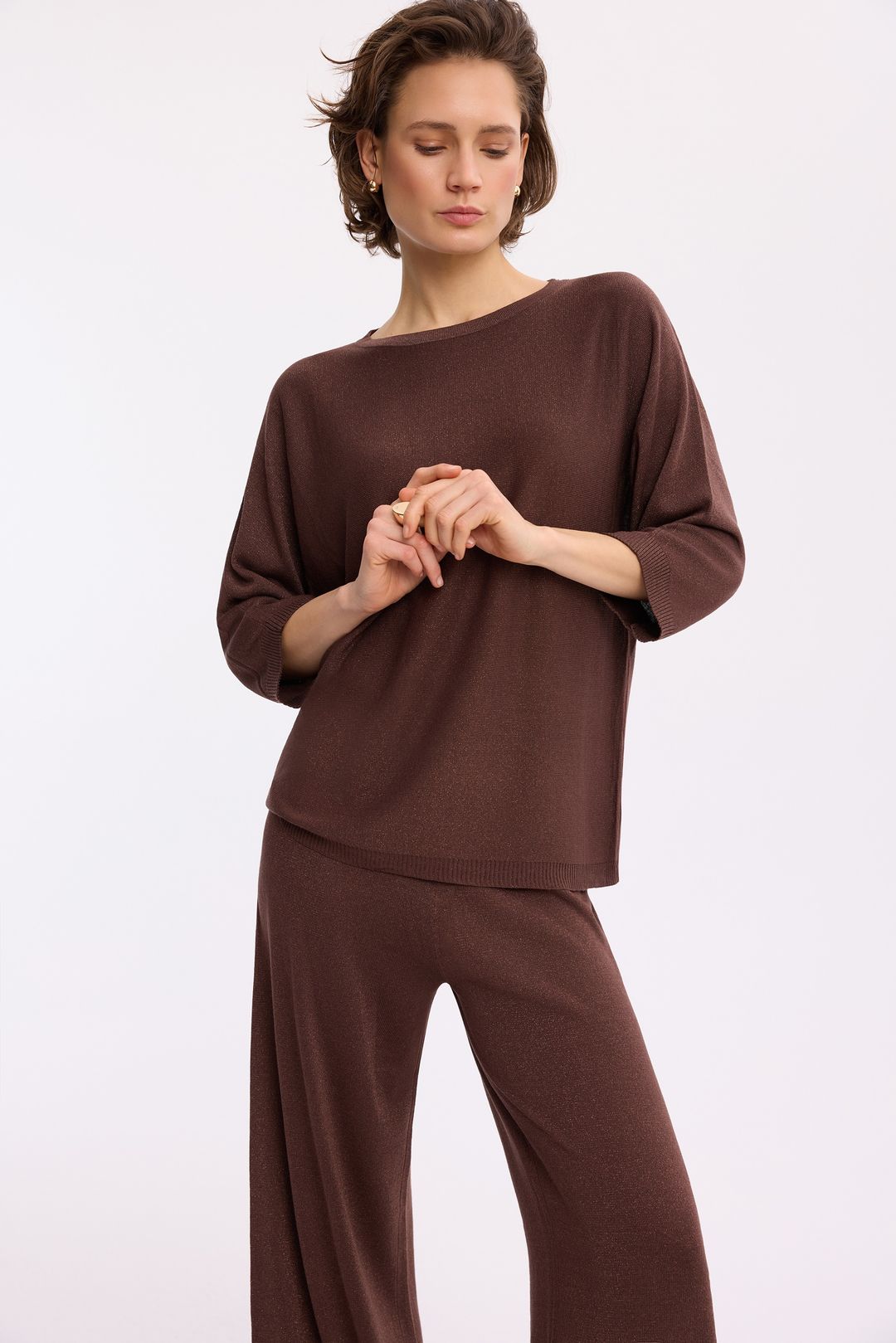 Brązowy sweter z lureksem – elegancki sweter damski