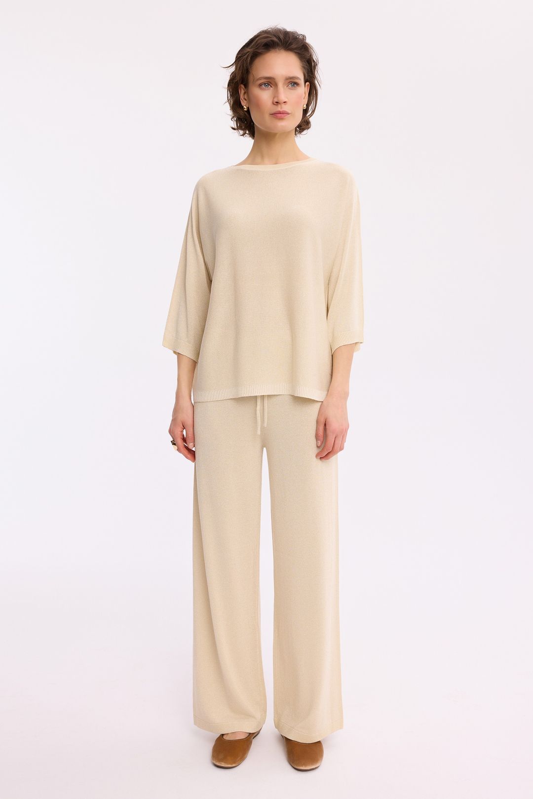 Beżowy sweter z lureksem – elegancki sweter damski