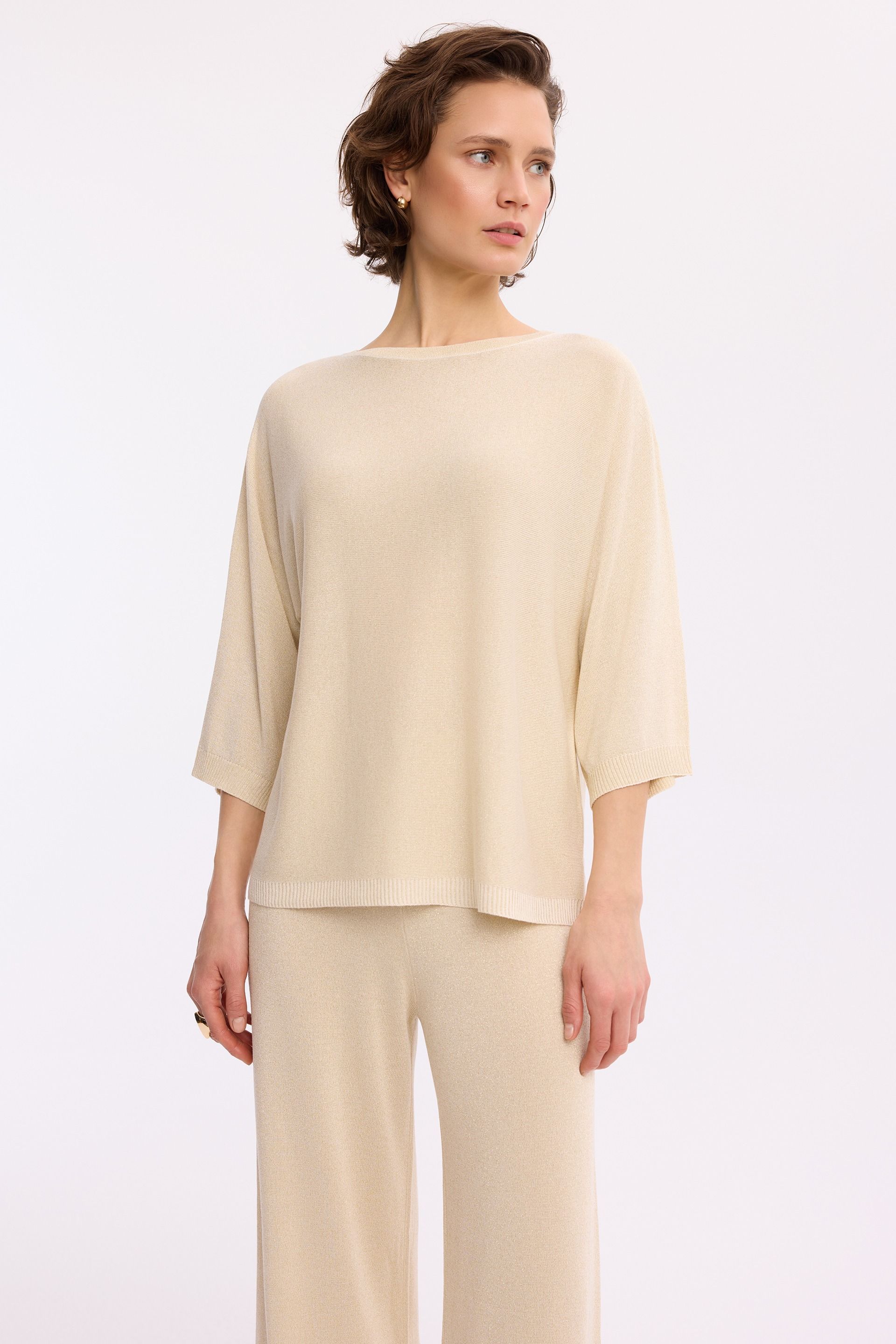 Beżowy sweter z lureksem – elegancki sweter damski