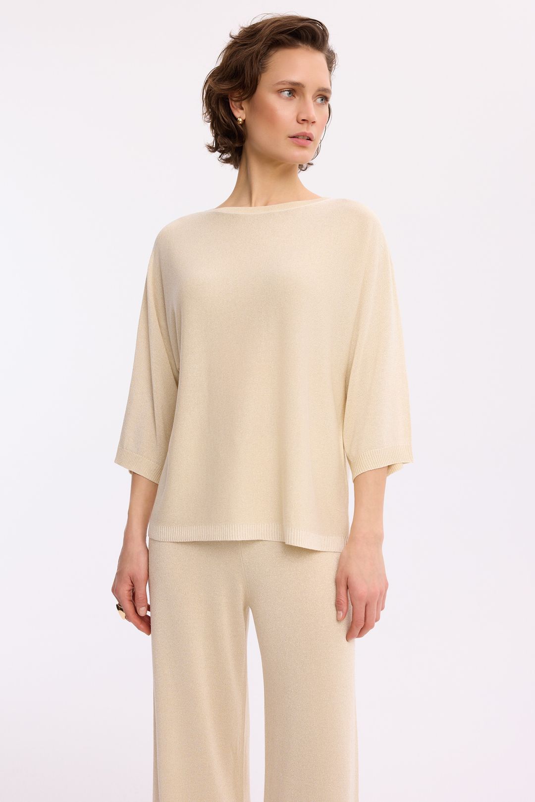 Beżowy sweter z lureksem – elegancki sweter damski