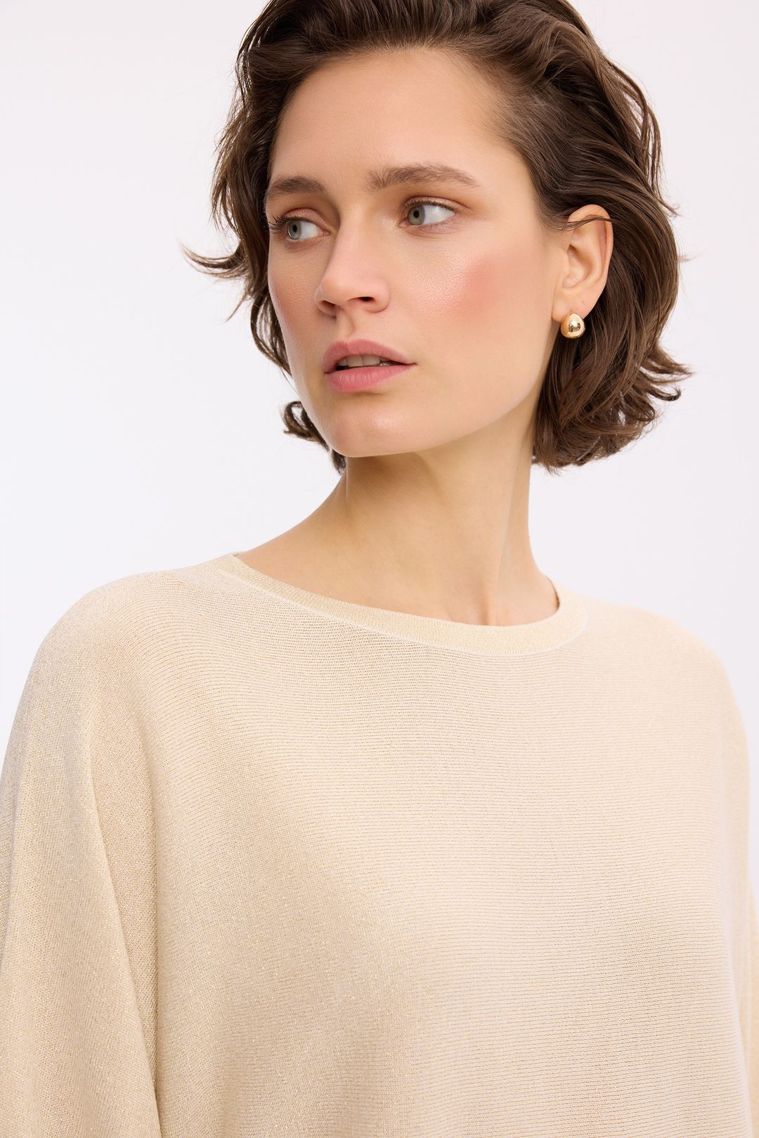 Beżowy sweter z lureksem – elegancki sweter damski