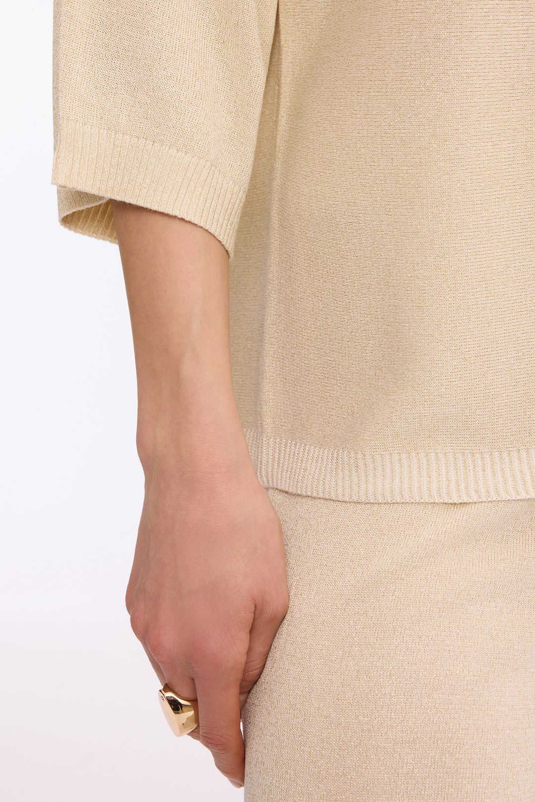 Beżowy sweter z lureksem – elegancki sweter damski