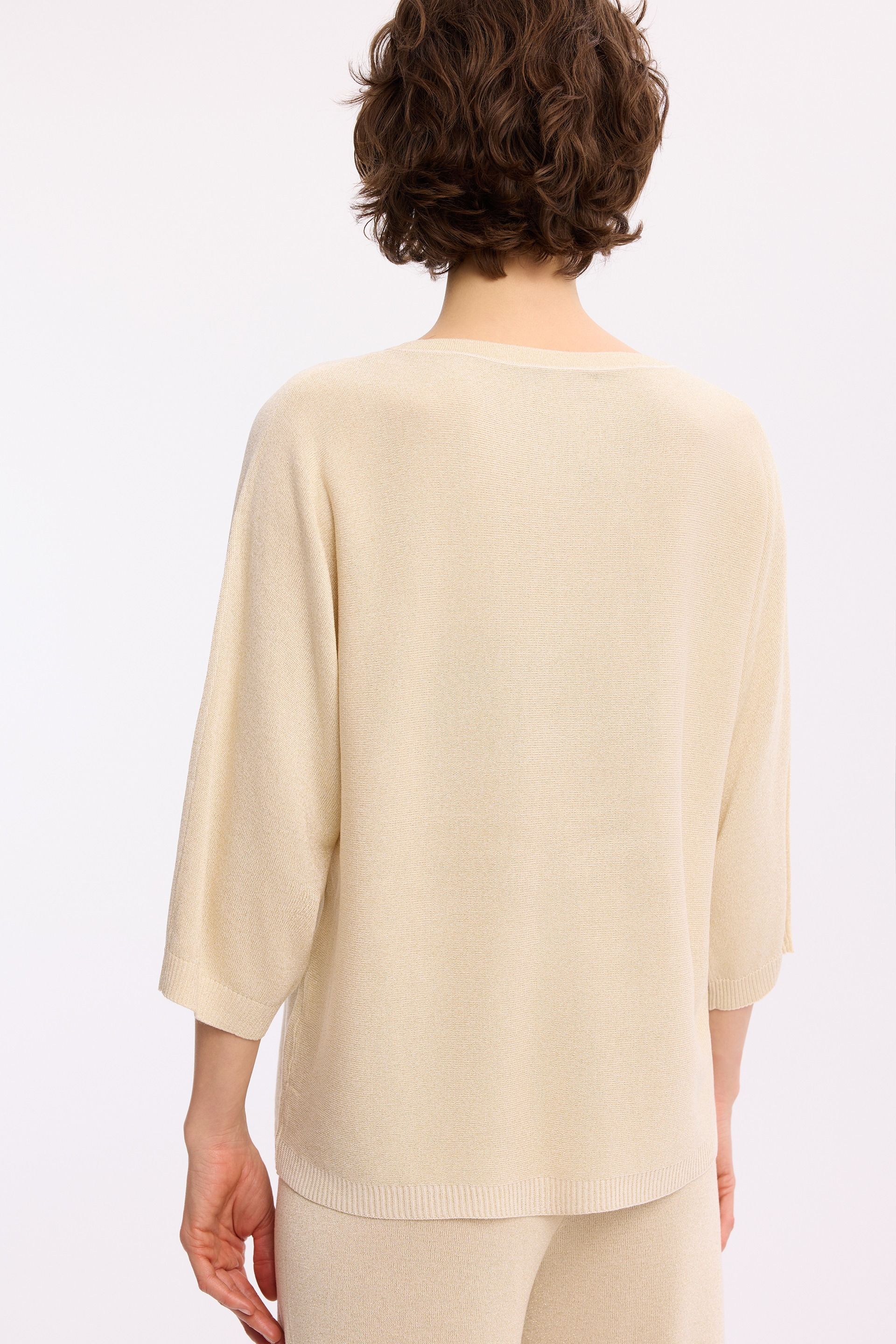 Beżowy sweter z lureksem – elegancki sweter damski