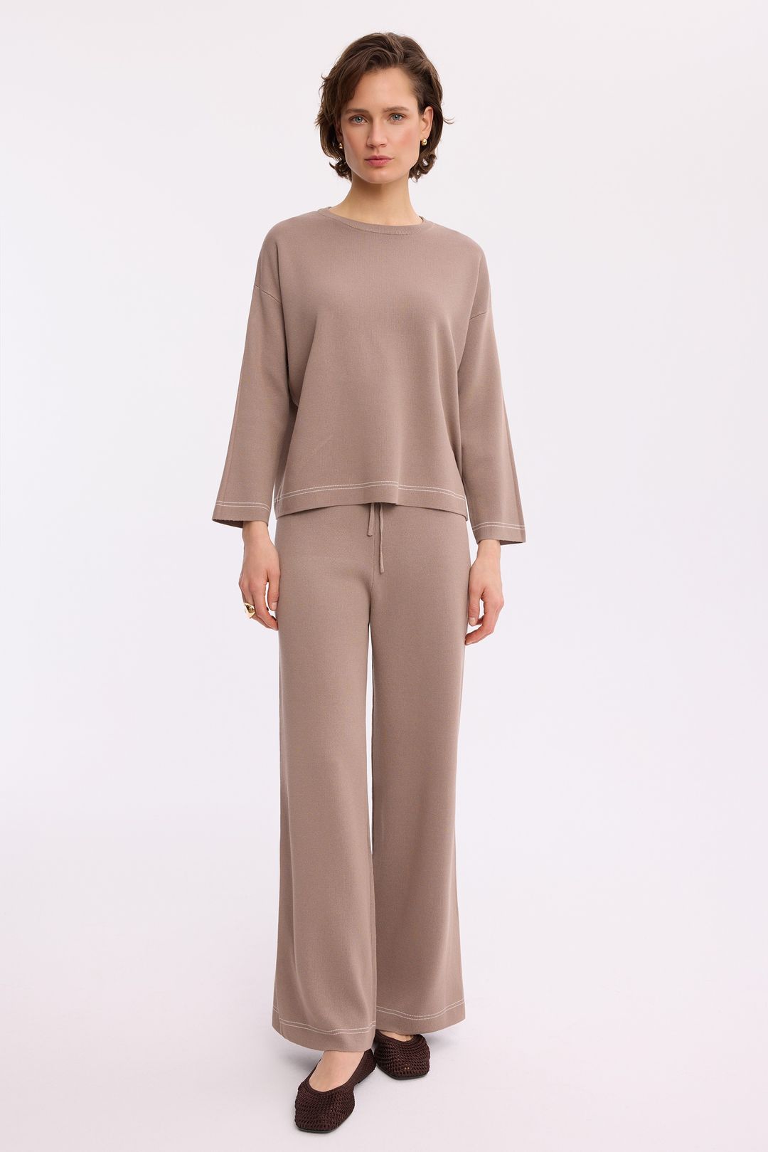 Dzianinowy sweter beżowobrązowy – elegancki sweter damski