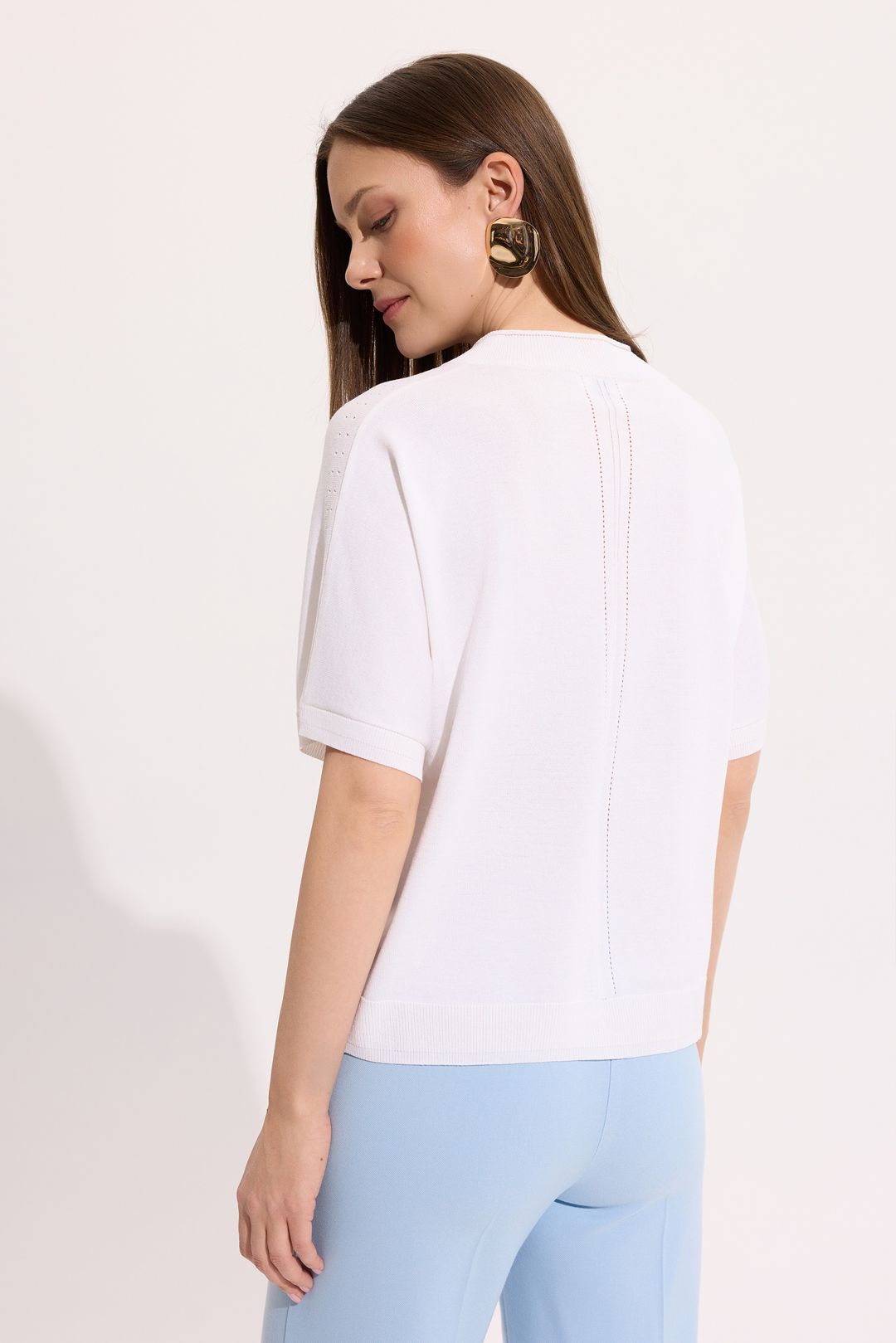 Sweter ecru z dekoltem V – elegancki sweter damski