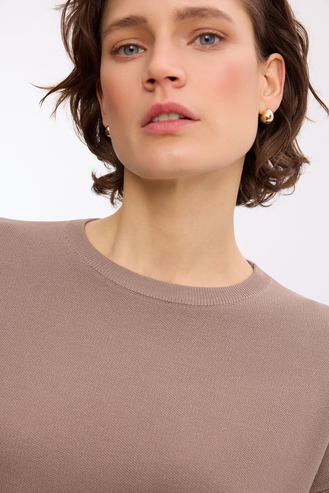 Dzianinowy sweter beżowobrązowy – elegancki sweter damski