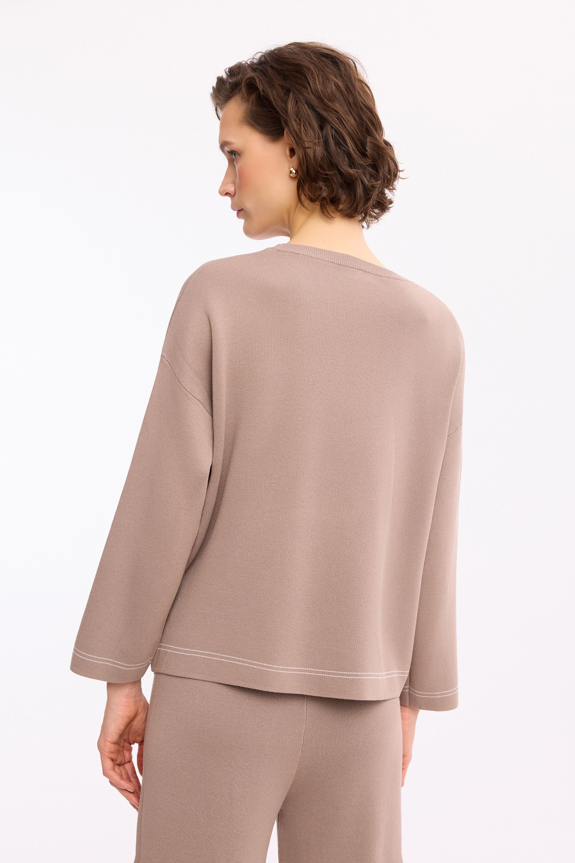 Dzianinowy sweter beżowobrązowy – elegancki sweter damski