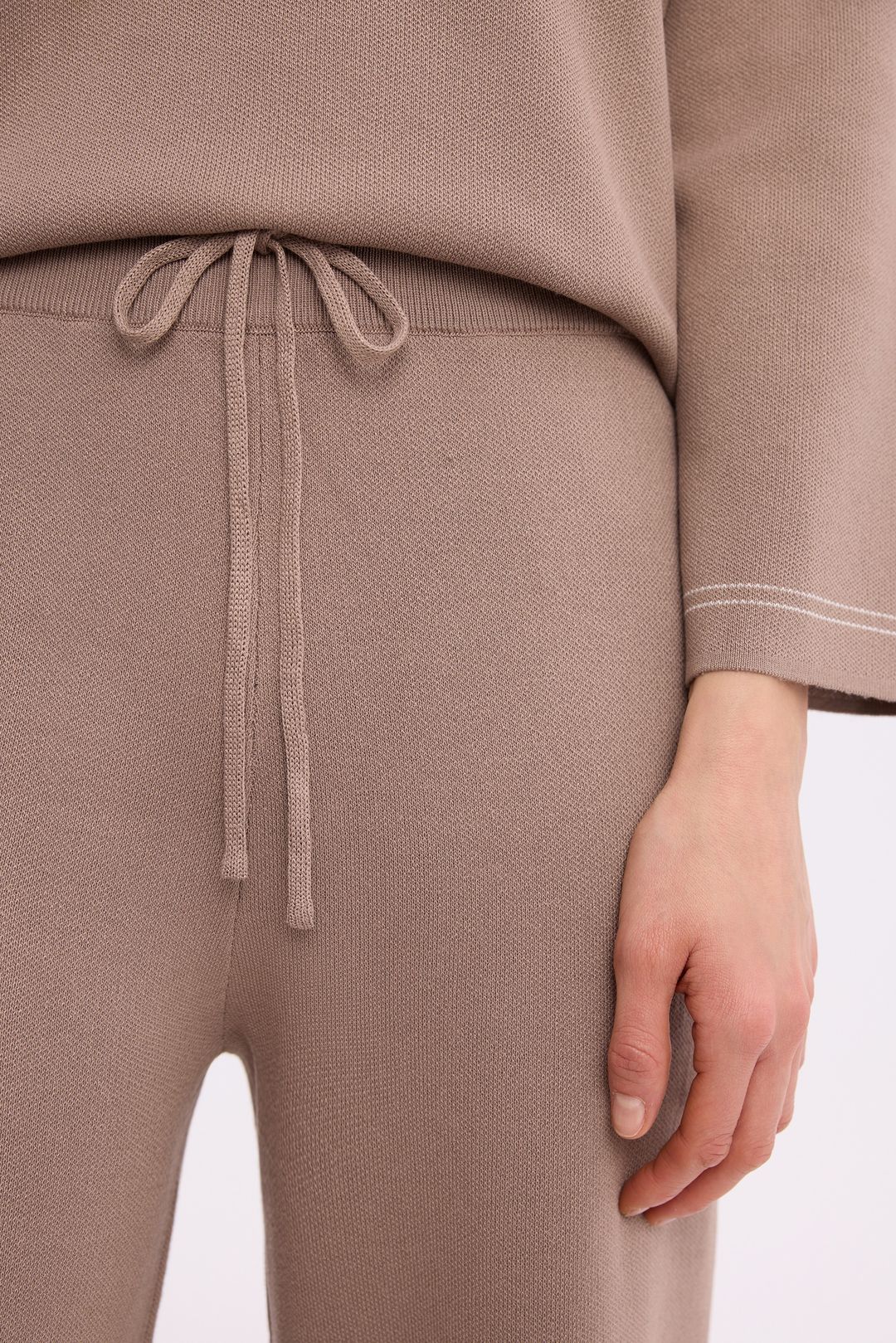 Dzianinowe spodnie beżowobrązowe – eleganckie spodnie damskie
