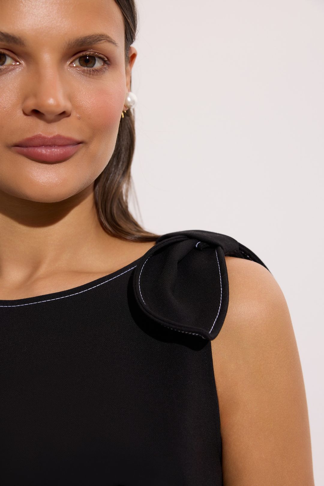 Czarna sukienka elegancka przed kolano – kolekcja Exclusive