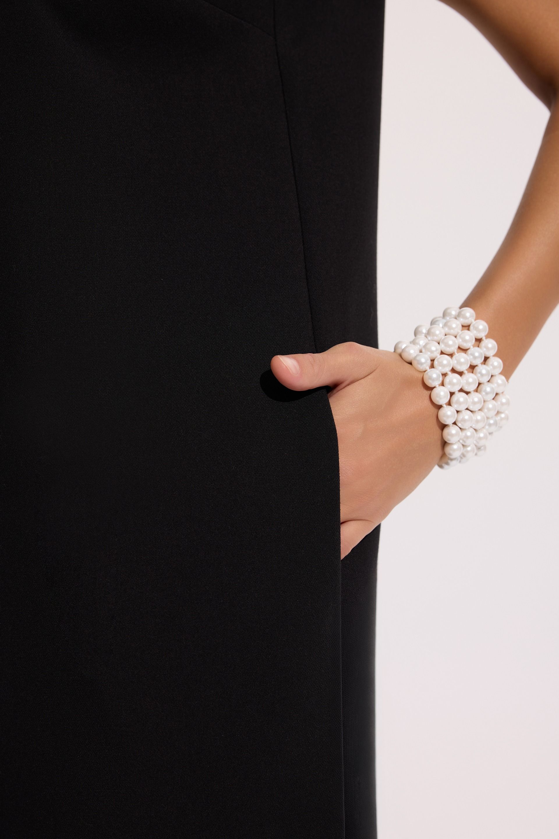 Czarna sukienka elegancka przed kolano – kolekcja Exclusive