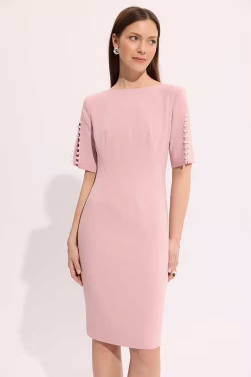 Różowa sukienka z perłami przy rękawach – elegancka sukienka damska