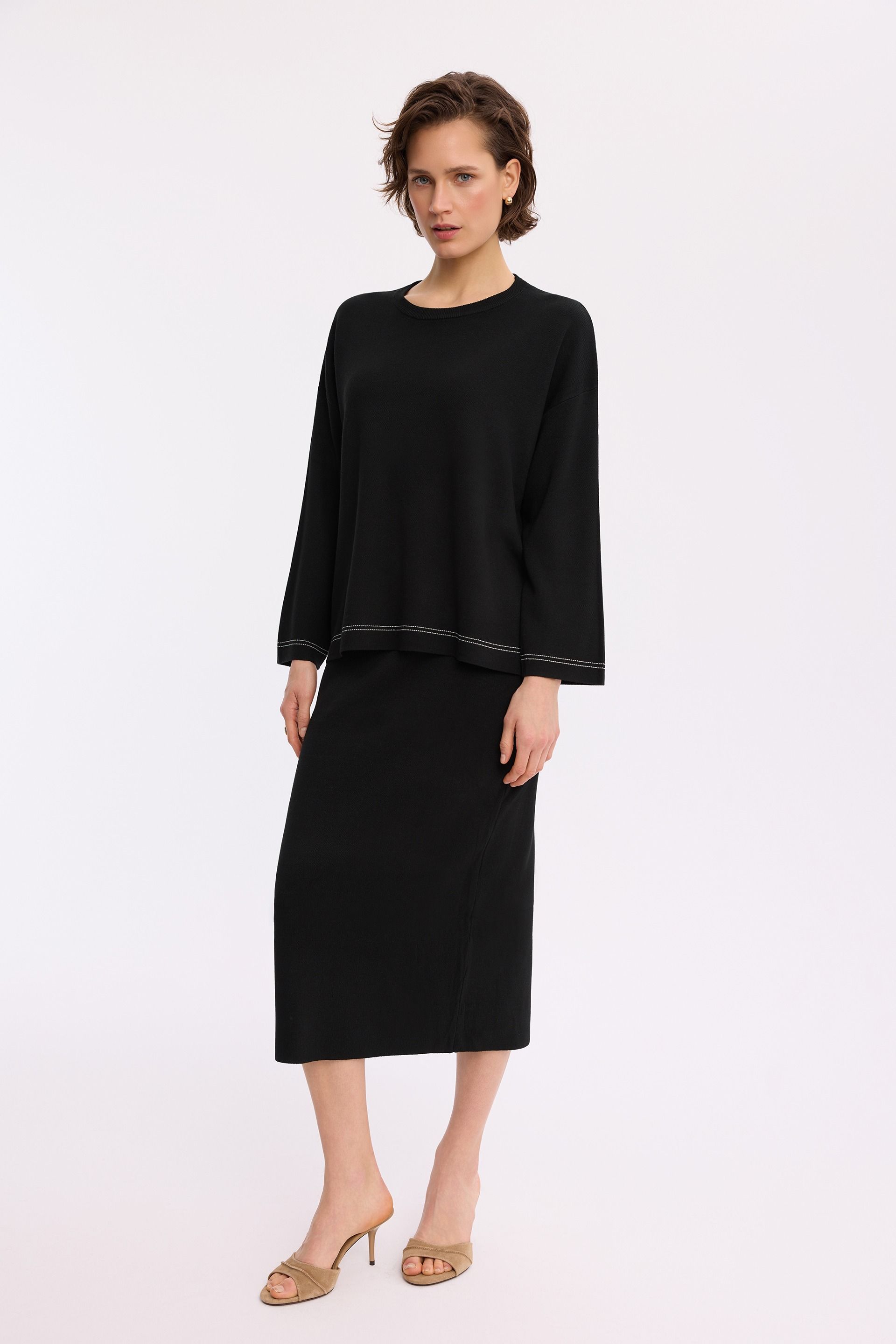 Dzianinowy sweter czarny – elegancki sweter damski