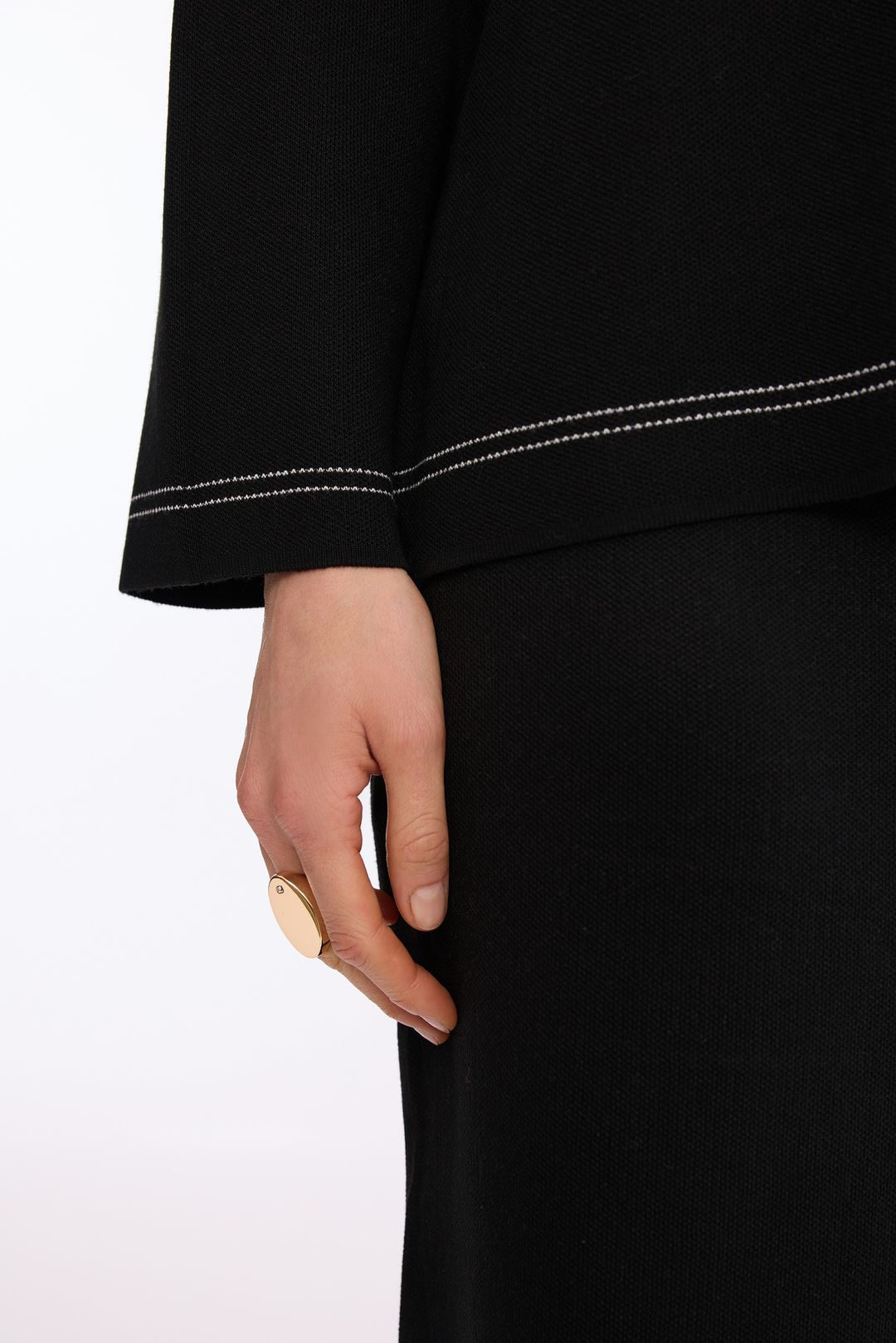 Dzianinowy sweter czarny – elegancki sweter damski