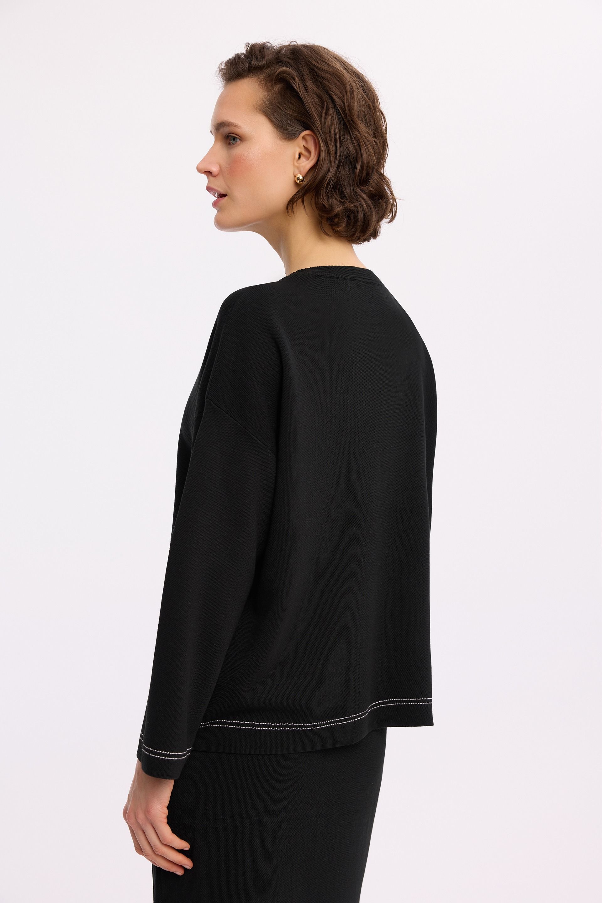 Dzianinowy sweter czarny – elegancki sweter damski