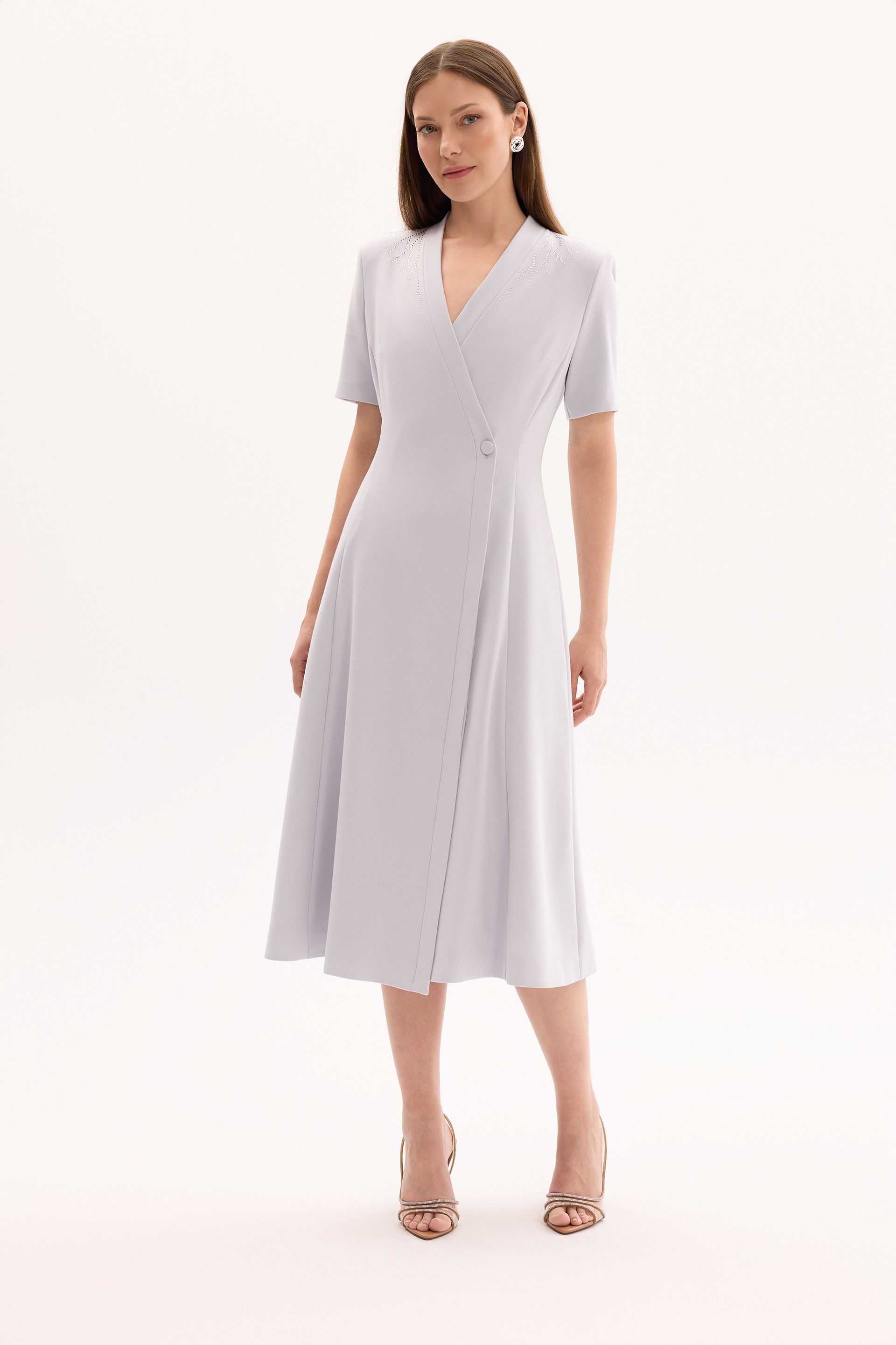  Szara sukienka midi z kamieniami – elegancka sukienka damska