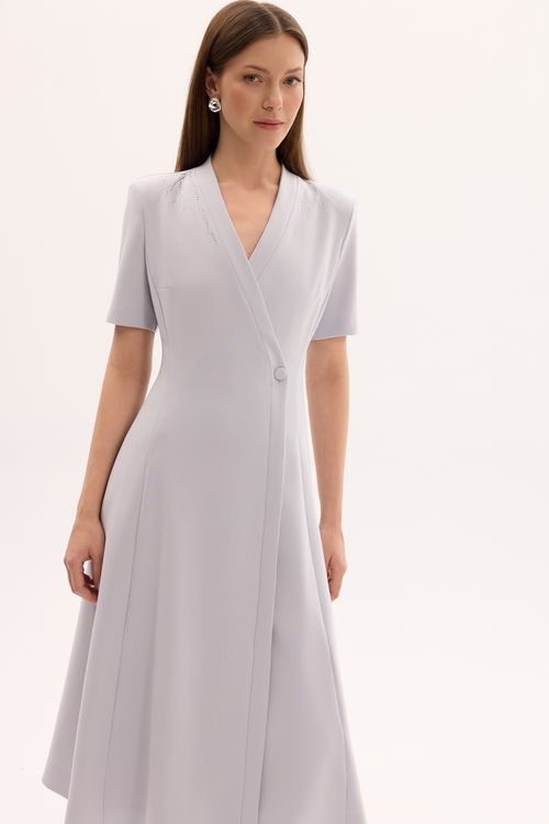 Elegancka szara sukienka midi z kopertowym dekoltem