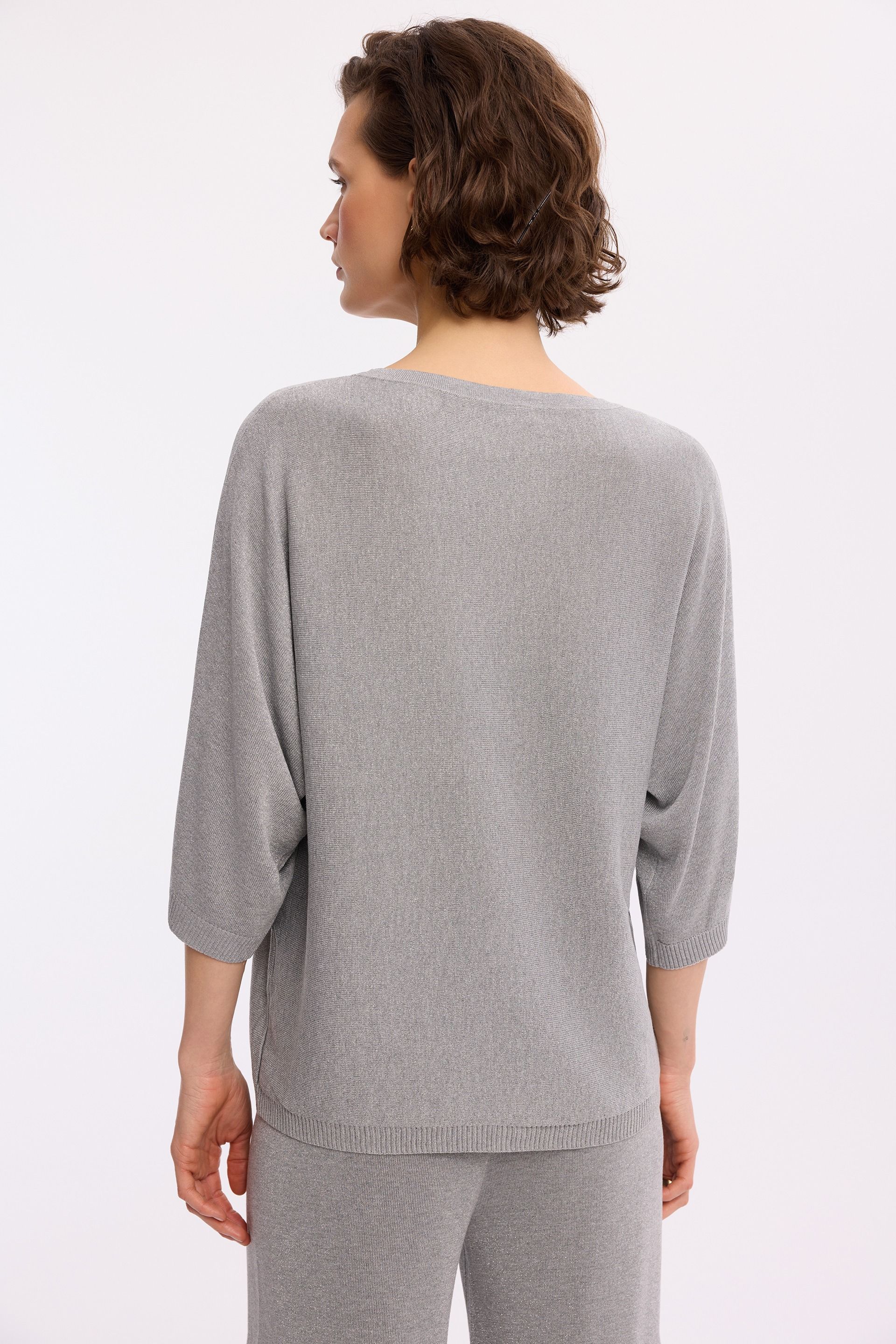 Jasnoszary sweter z lureksem – elegancki sweter damski