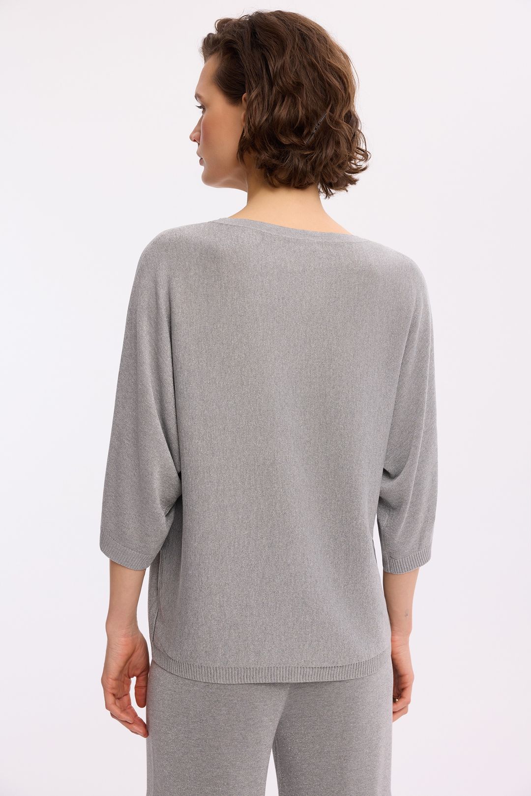 Jasnoszary sweter z lureksem – elegancki sweter damski
