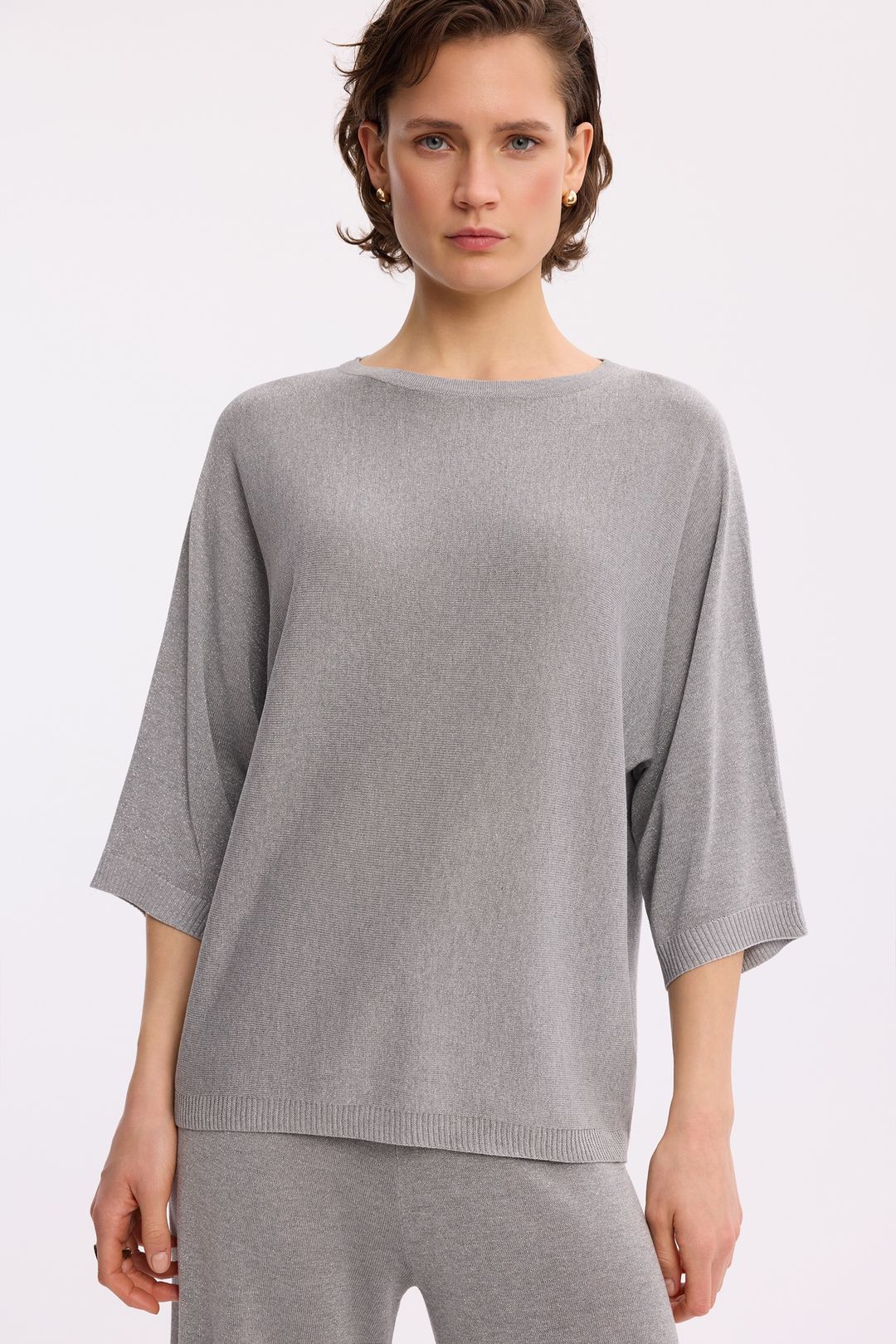 Jasnoszary sweter z lureksem – elegancki sweter damski