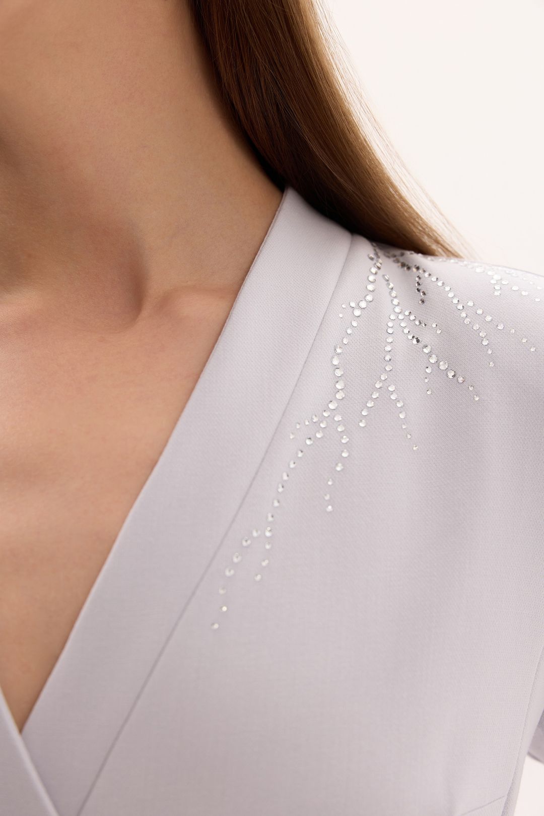 Szara sukienka midi z kamieniami – elegancka sukienka damska