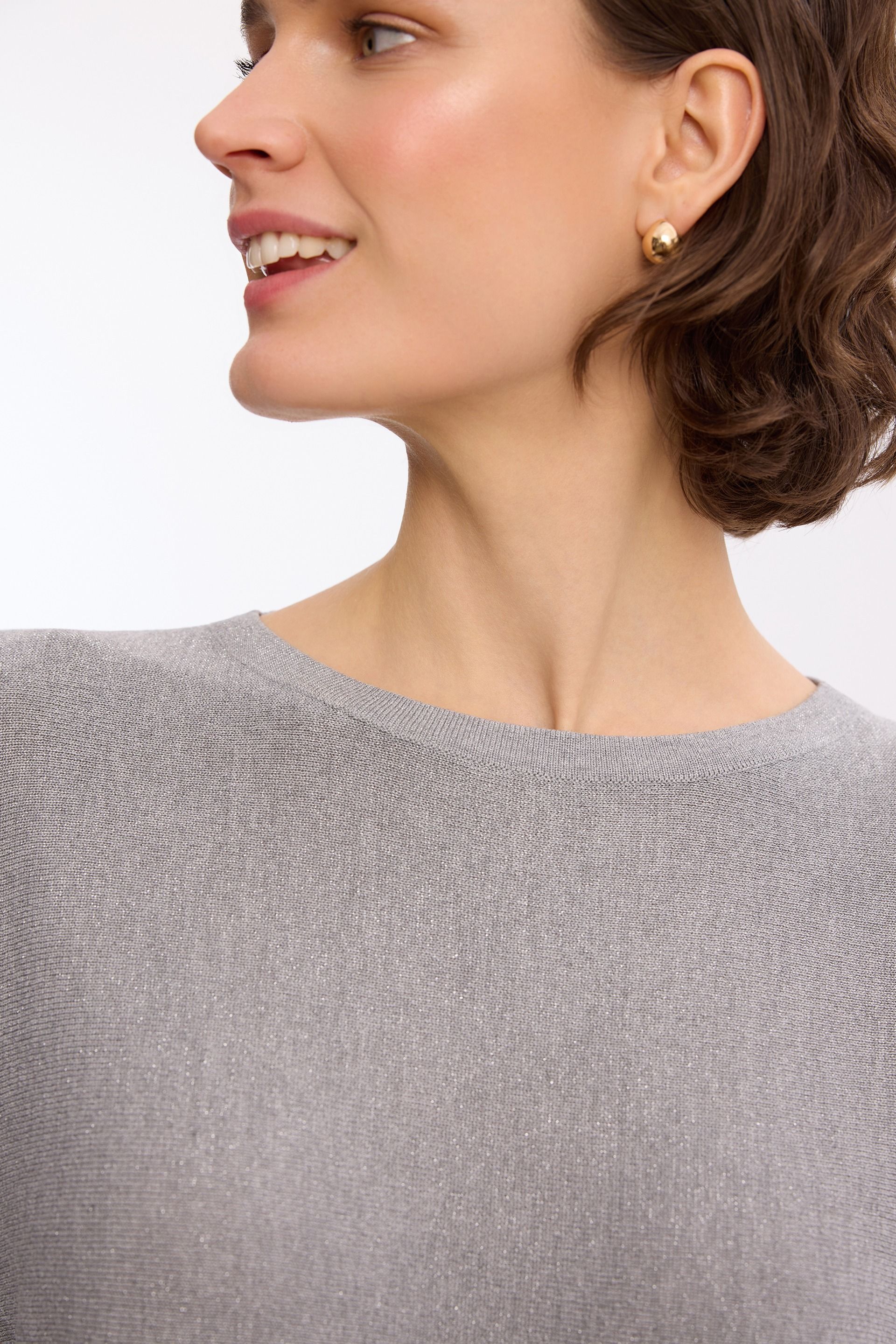 Jasnoszary sweter z lureksem – elegancki sweter damski