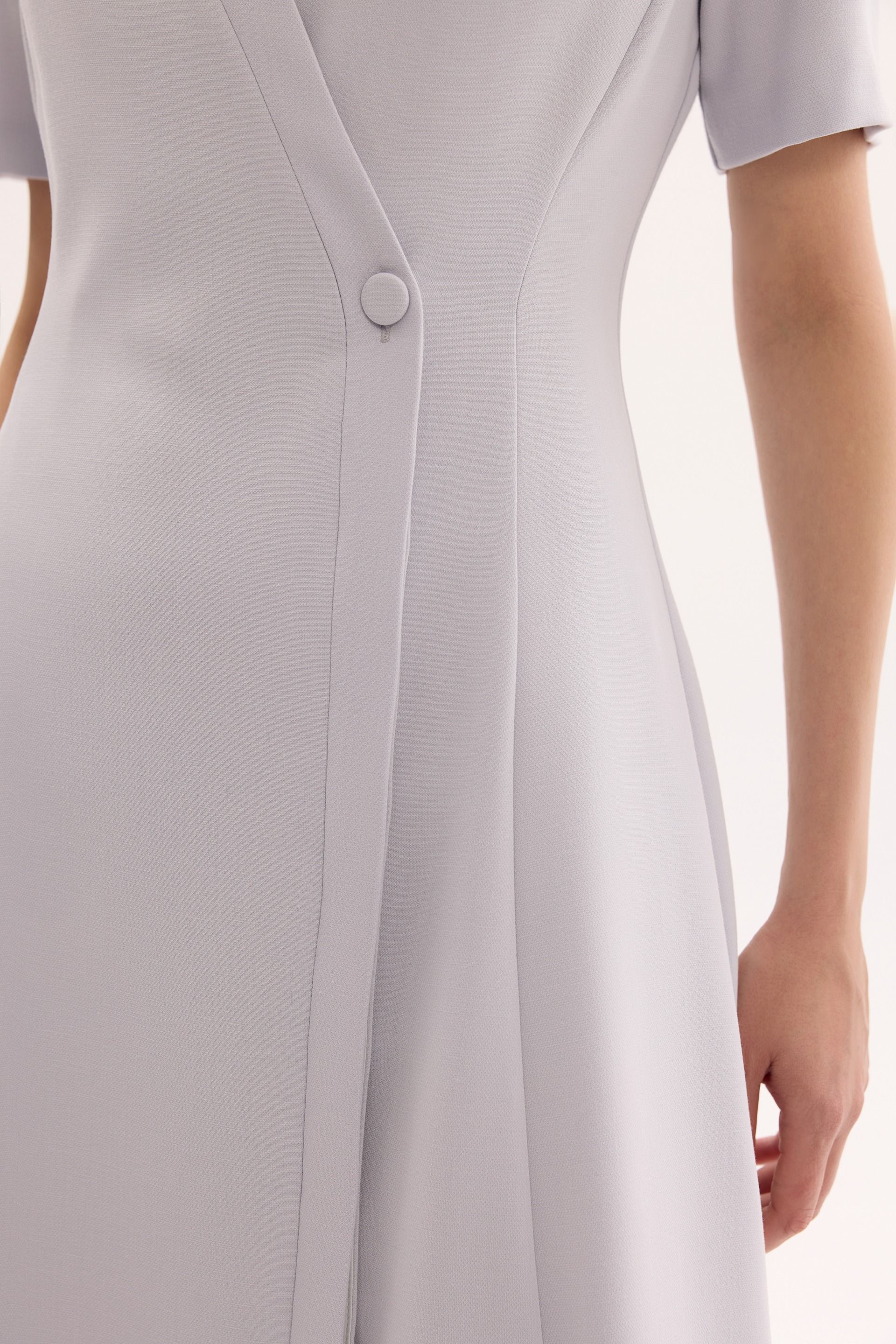  Szara sukienka midi z kamieniami – elegancka sukienka damska