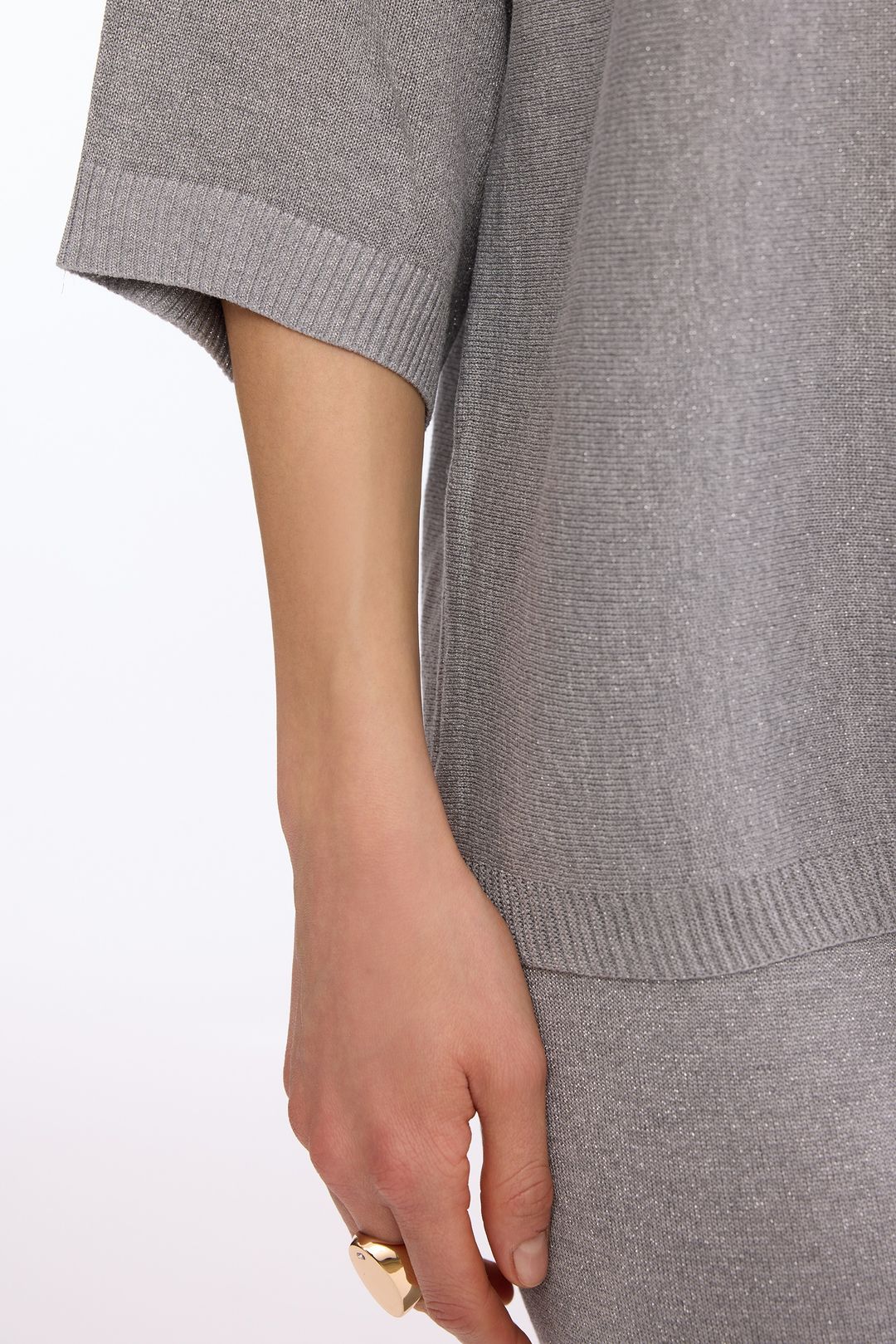 Jasnoszary sweter z lureksem – elegancki sweter damski