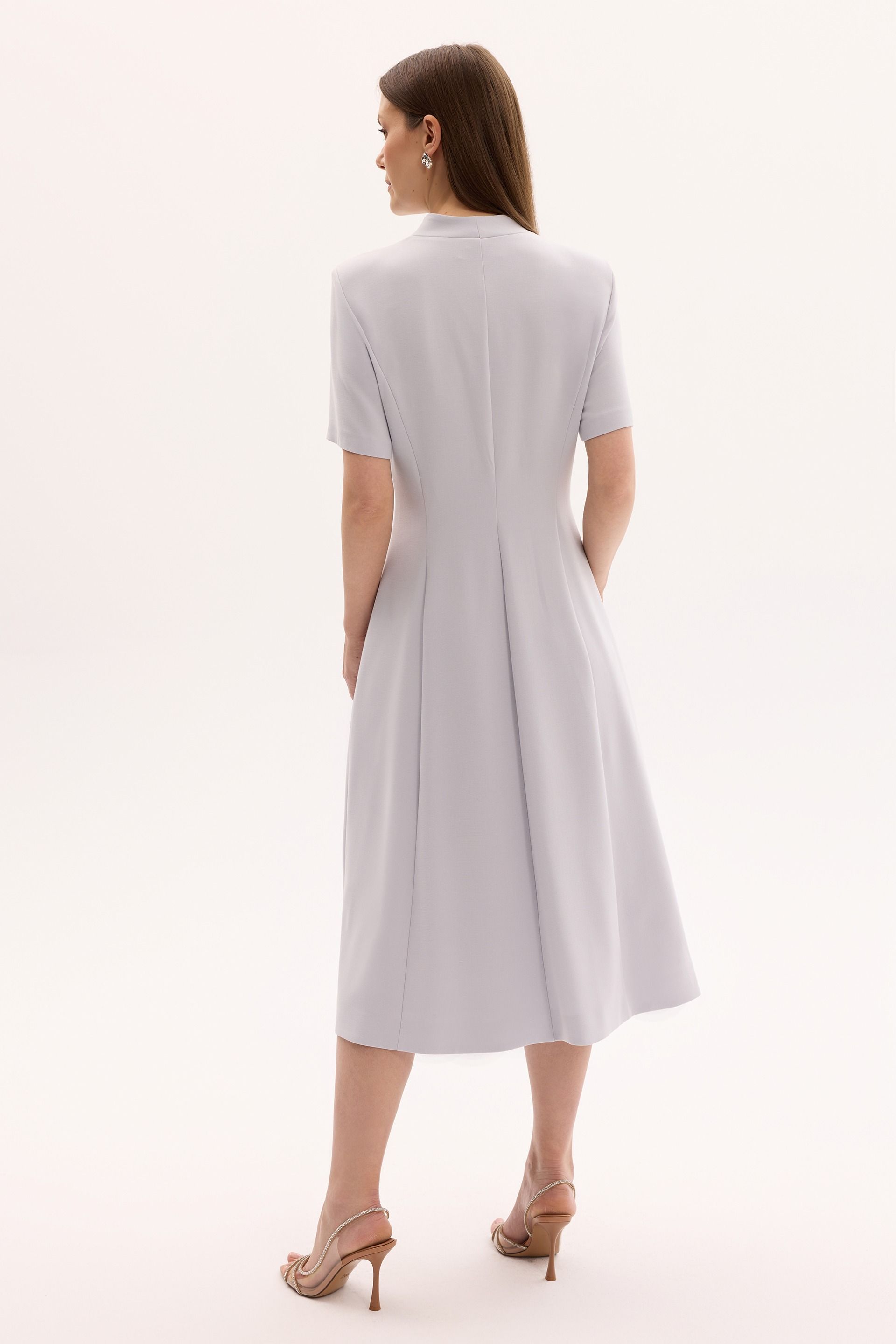  Szara sukienka midi z kamieniami – elegancka sukienka damska