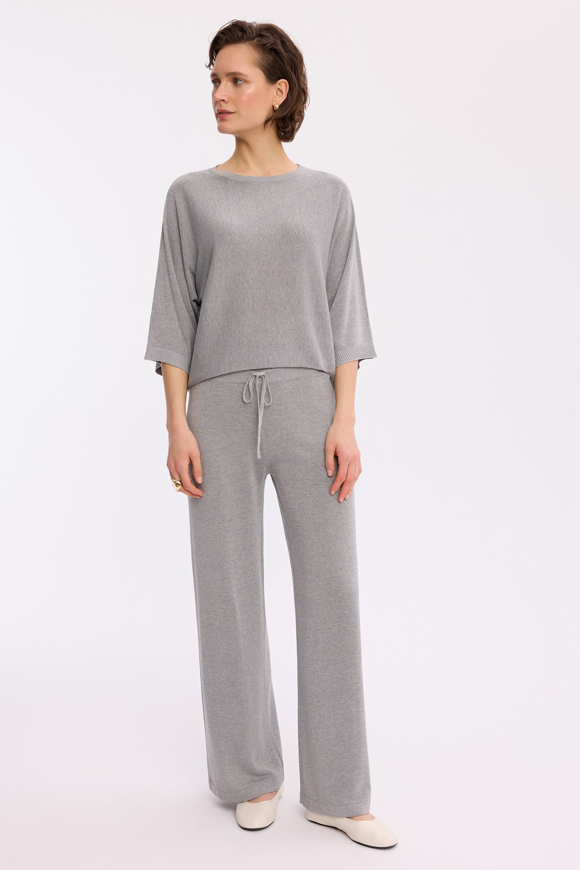 Jasnoszary sweter z lureksem – elegancki sweter damski
