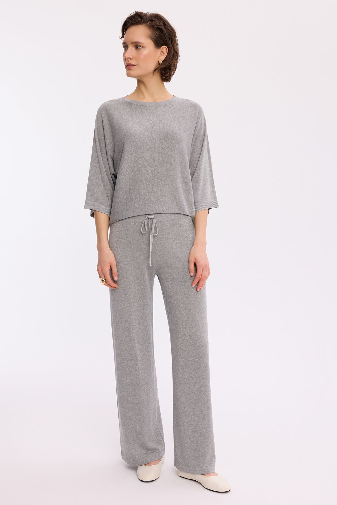 Jasnoszary sweter z lureksem – elegancki sweter damski