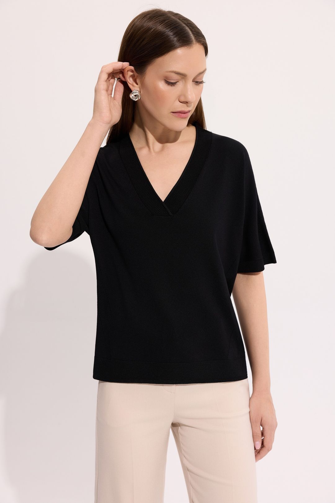 Czarny sweter z dekoltem V – elegancki sweter damski