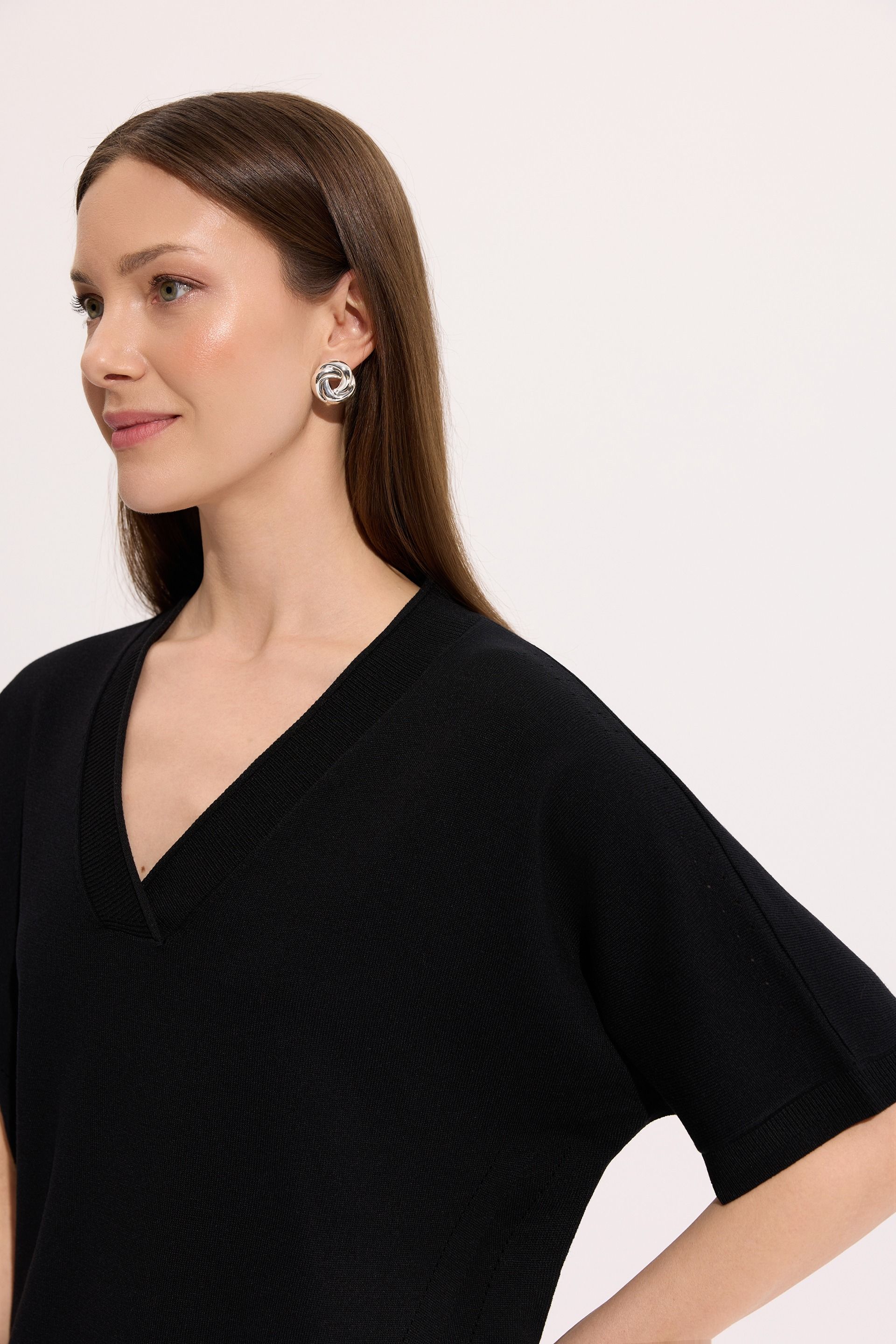 Czarny sweter z dekoltem V – elegancki sweter damski