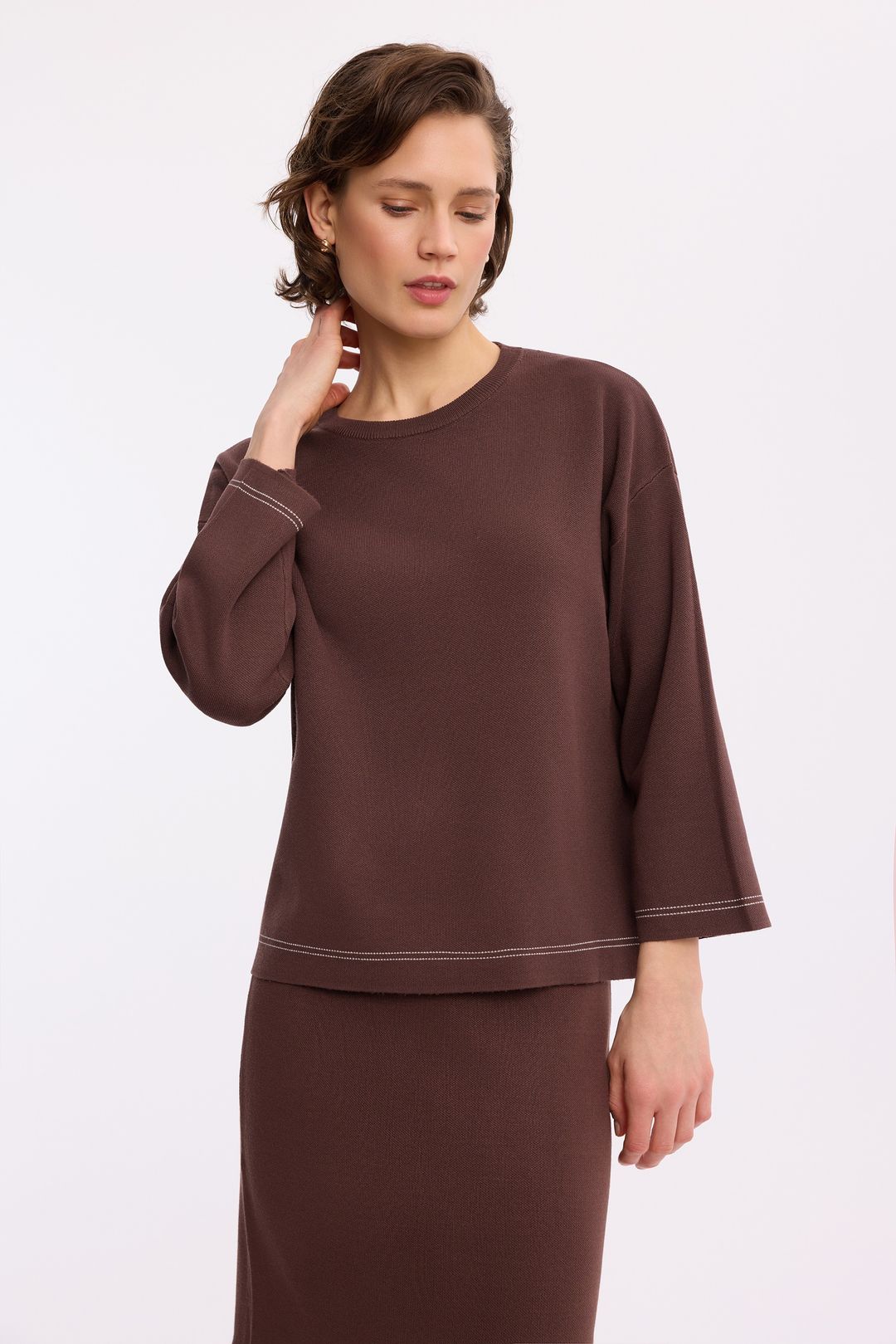 Dzianinowy sweter brązowy – elegancki sweter damski