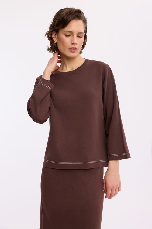 Dzianinowy sweter brązowy – elegancki sweter damski