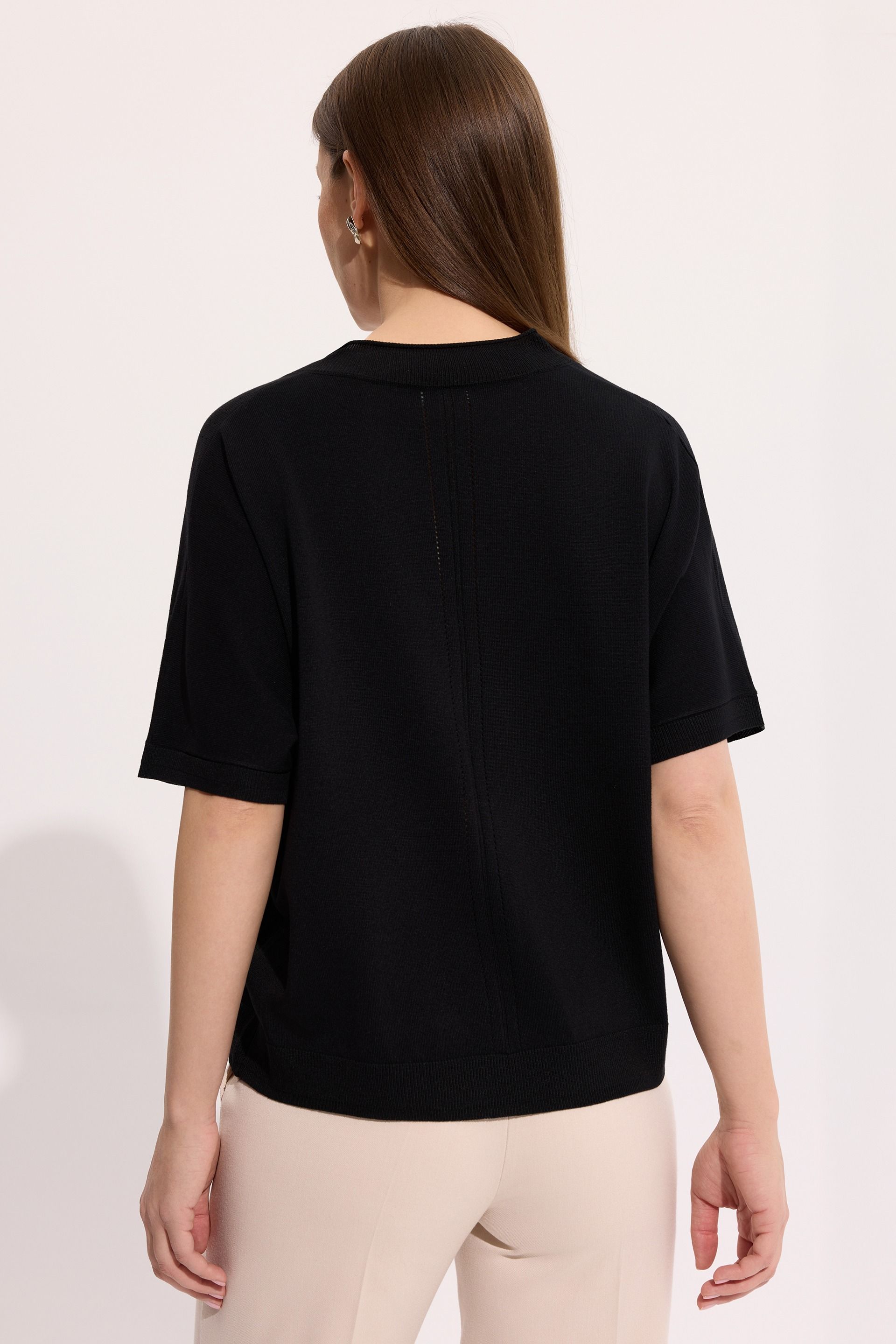 Czarny sweter z dekoltem V – elegancki sweter damski
