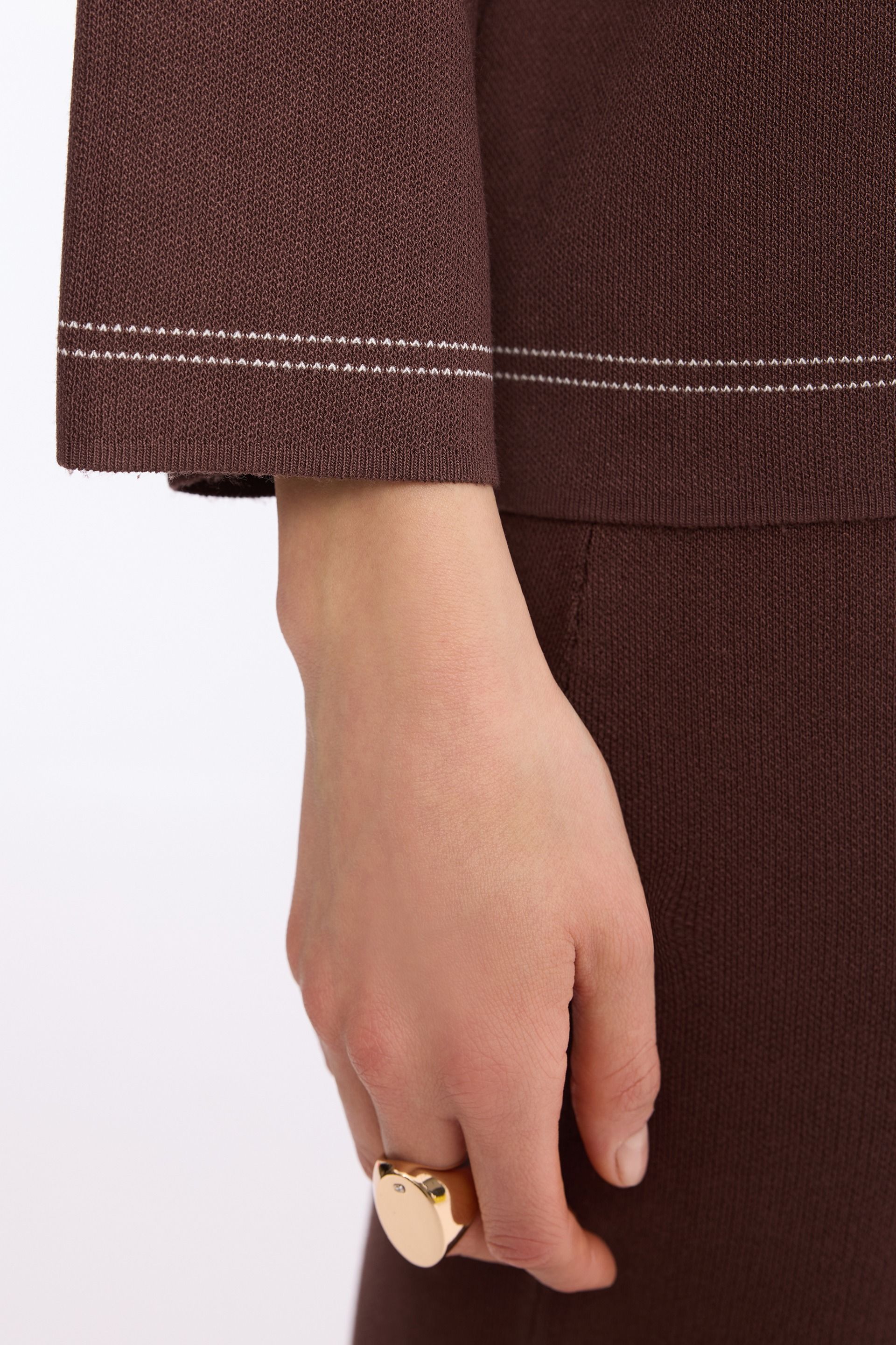 Dzianinowy sweter brązowy – elegancki sweter damski