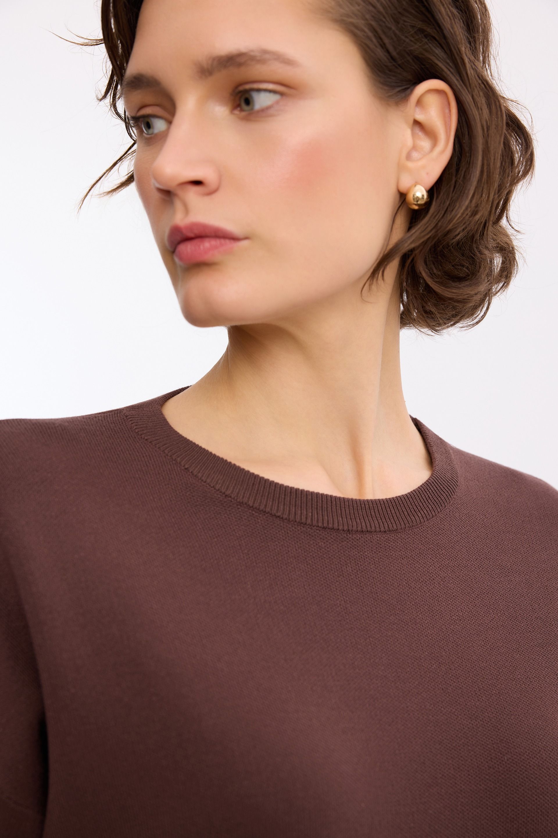 Dzianinowy sweter brązowy – elegancki sweter damski