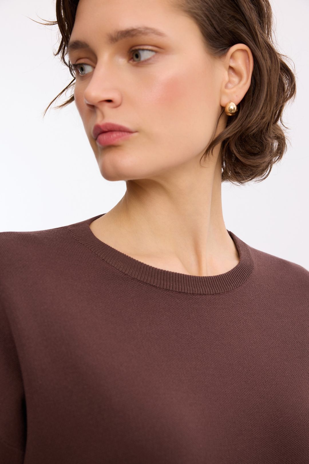 Dzianinowy sweter brązowy – elegancki sweter damski