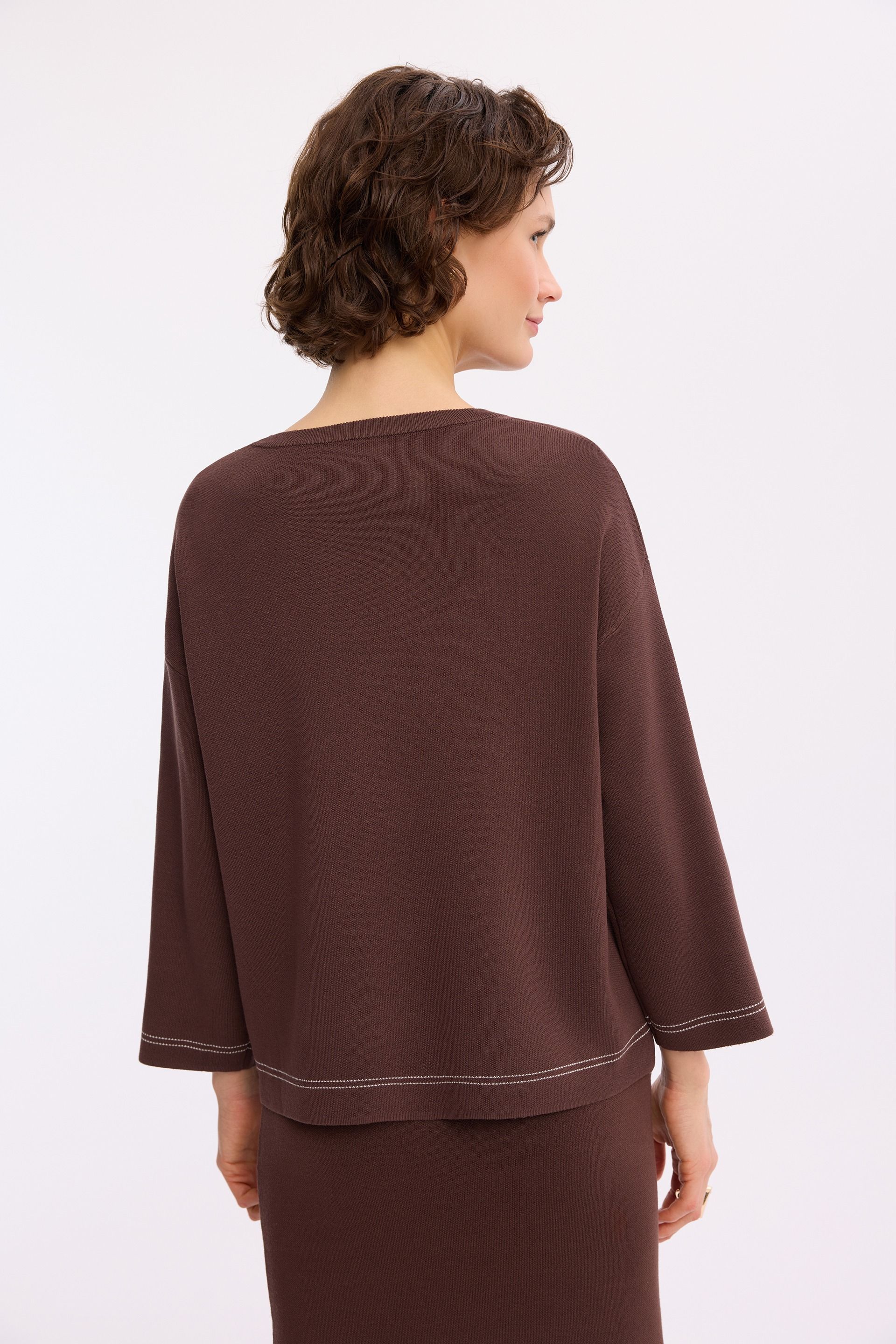 Dzianinowy sweter brązowy – elegancki sweter damski